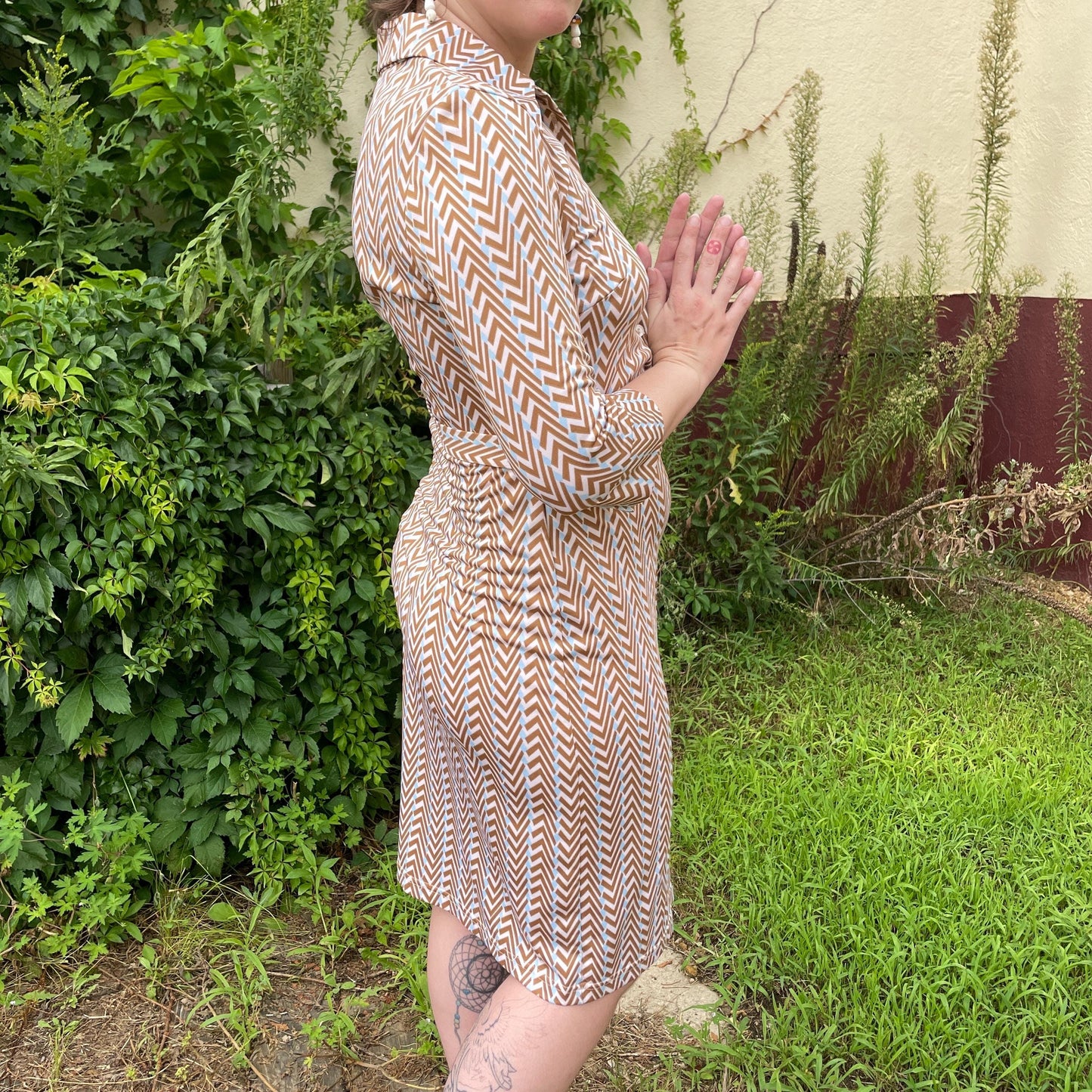 vtg 70s CHEVRON WRAP DRESS // retro pointy collar zig zag neutral colors pastel belted mid length mod patterned disco secretary party autumn
