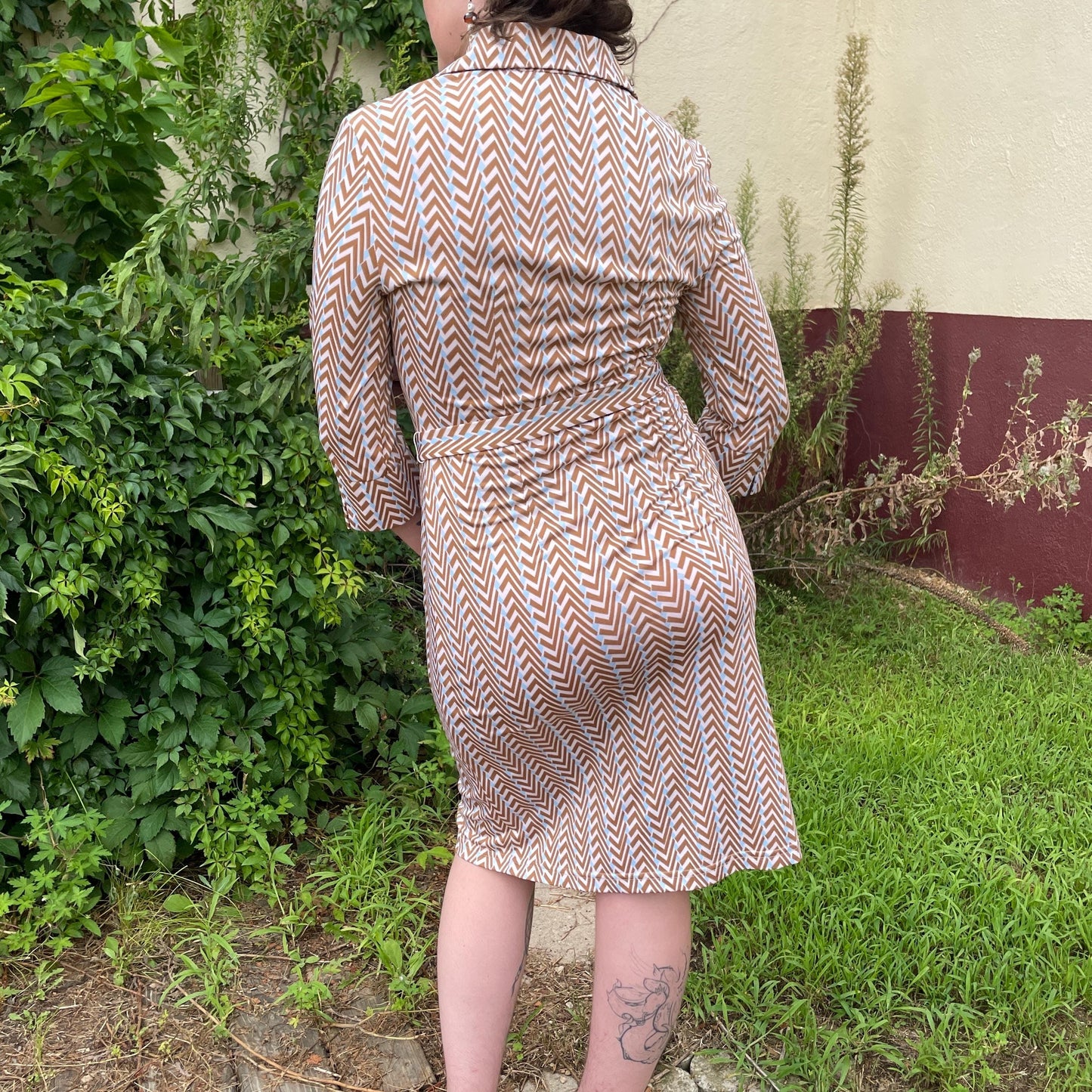 vtg 70s CHEVRON WRAP DRESS // retro pointy collar zig zag neutral colors pastel belted mid length mod patterned disco secretary party autumn