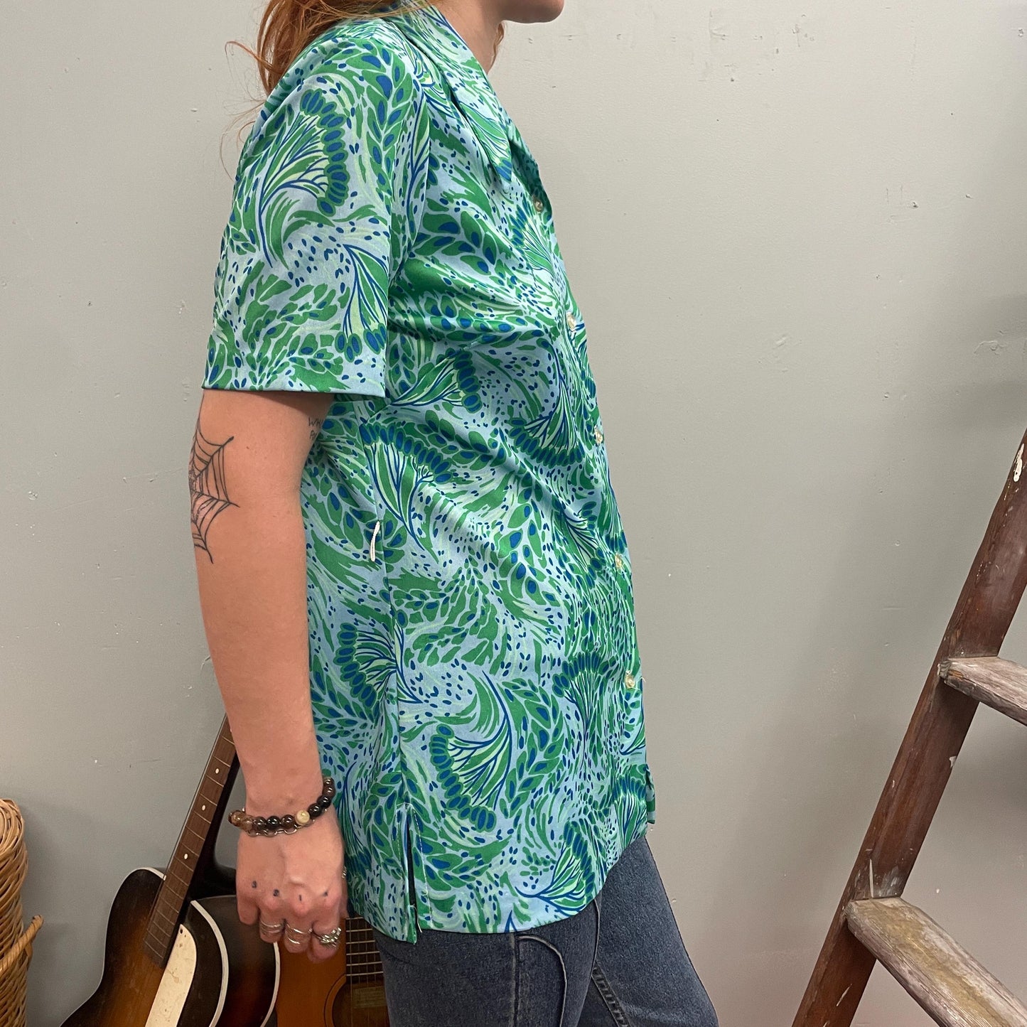 vtg 70s PSYCHEDELIC BUTTON DOWN Top // vintage retro abstract pattern blue & green pointy collar mod hippie cute lightweight blouse disco