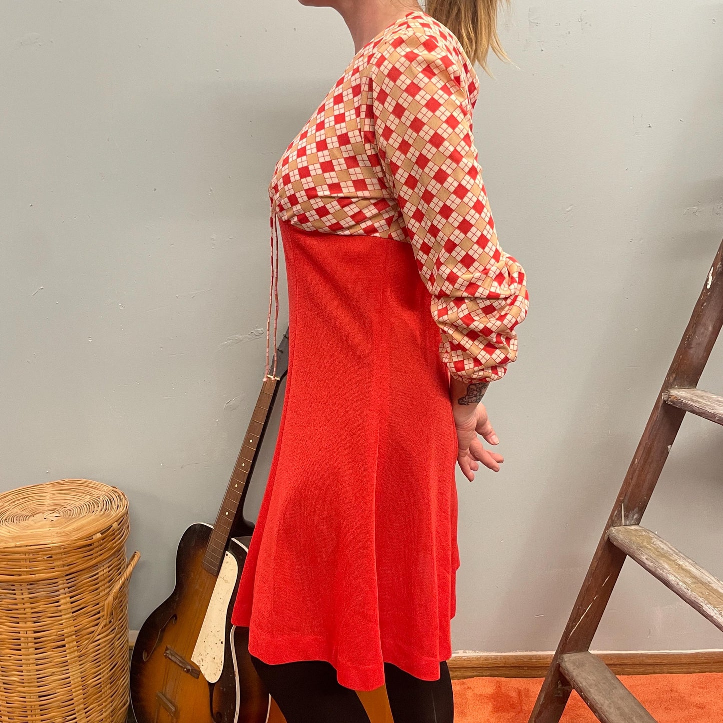 vtg 70s MOD SLINKY MINI Dress // vintage gingham plaid gold & red geometric pattern balloon sleeve retro kitschy autumn fashion 60s cute