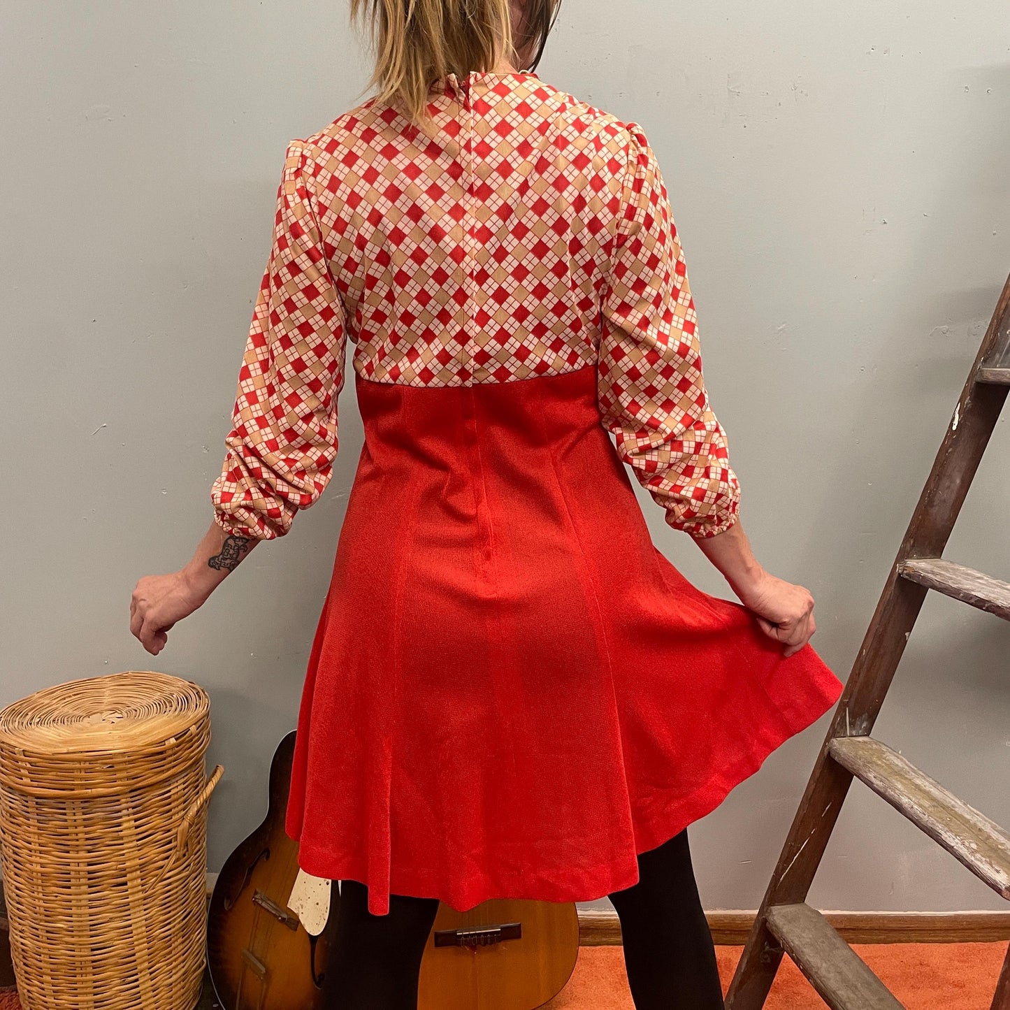 vtg 70s MOD SLINKY MINI Dress // vintage gingham plaid gold & red geometric pattern balloon sleeve retro kitschy autumn fashion 60s cute