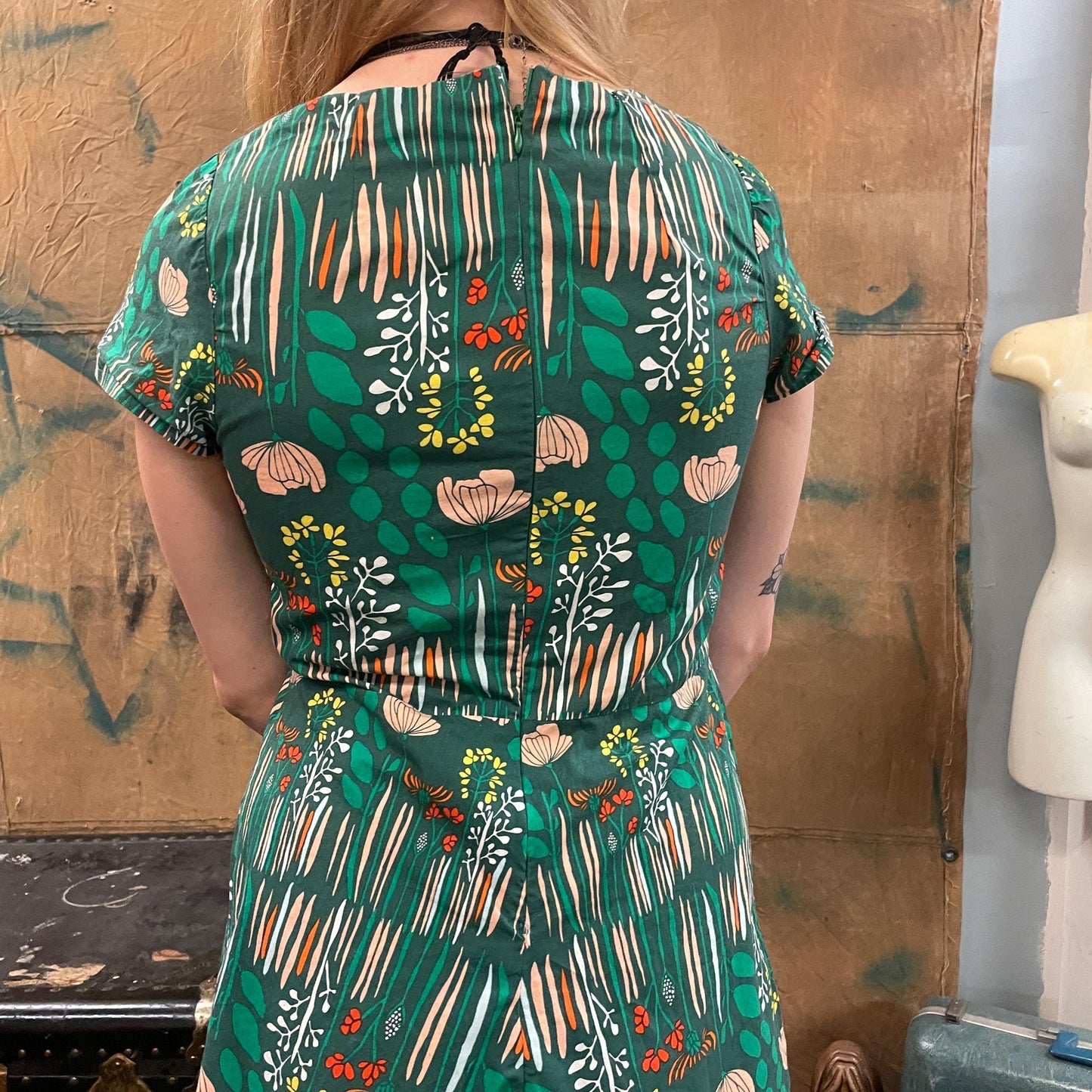 vtg 50s GREEN GARDEN PATTERN Dress // floral cotton mini shift dress all over novelty print earth tones abstract autumn school casual party