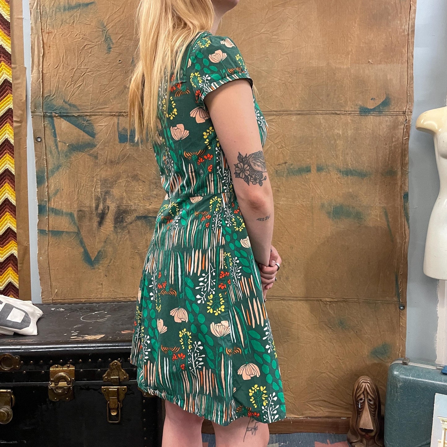 vtg 50s GREEN GARDEN PATTERN Dress // floral cotton mini shift dress all over novelty print earth tones abstract autumn school casual party