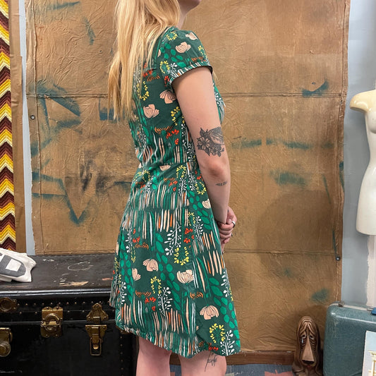 vtg 50s GREEN GARDEN PATTERN Dress // floral cotton mini shift dress all over novelty print earth tones abstract autumn school casual party