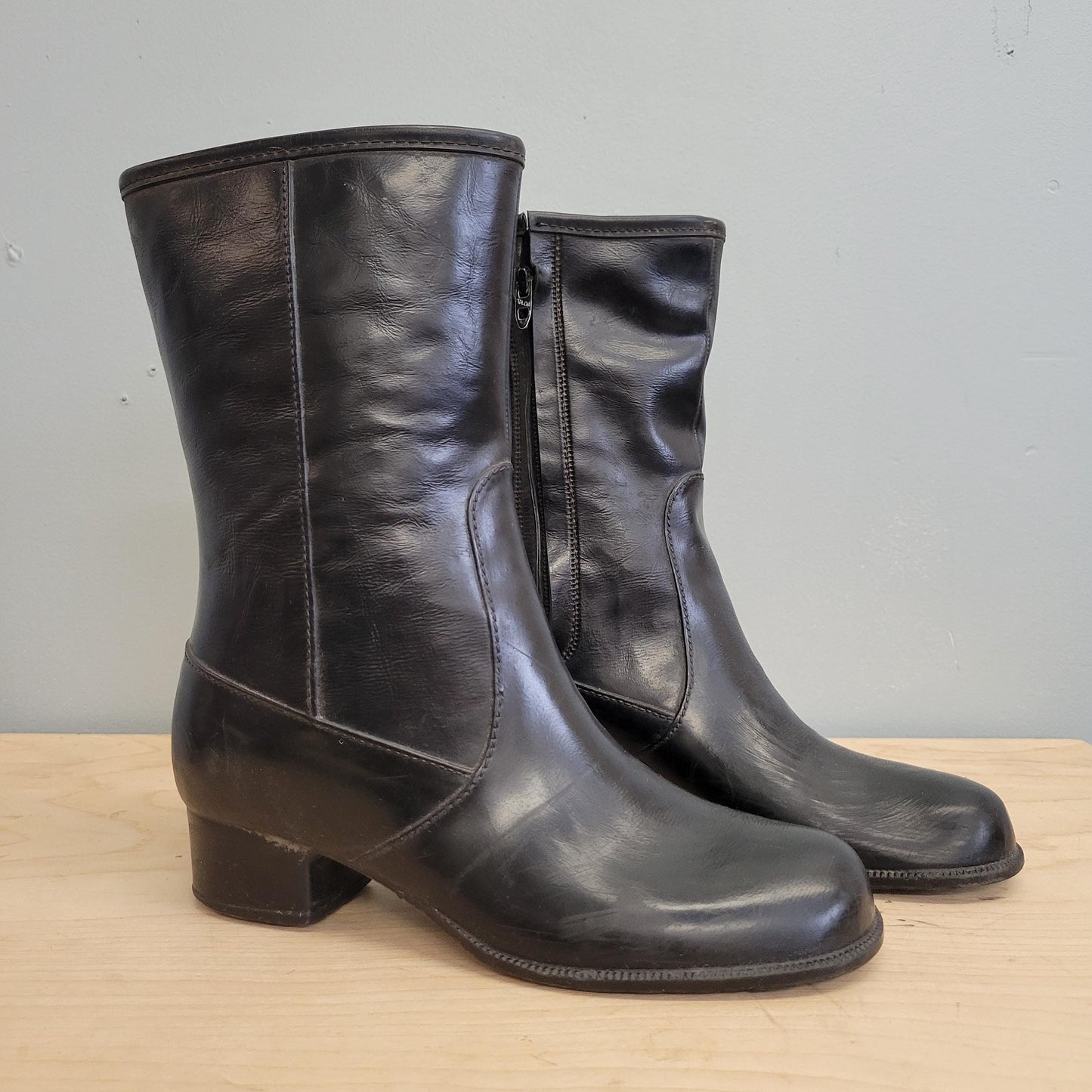 vtg 70s LEATHER ANKLE BOOTS // vintage black lined waterproof rain boot fancy winter snow boots size 7 mod beatle boot stylish retro autumn