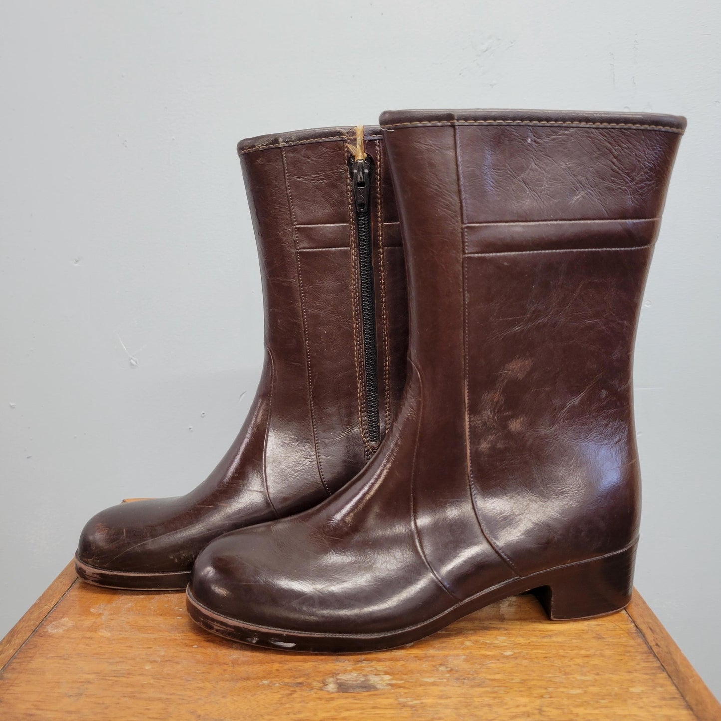 vtg 70s LINED WINTER BOOTS // vintage retro sherpa brown leather ankle boots rubber rain boots sleek chic snow boots autumn outfit mod style