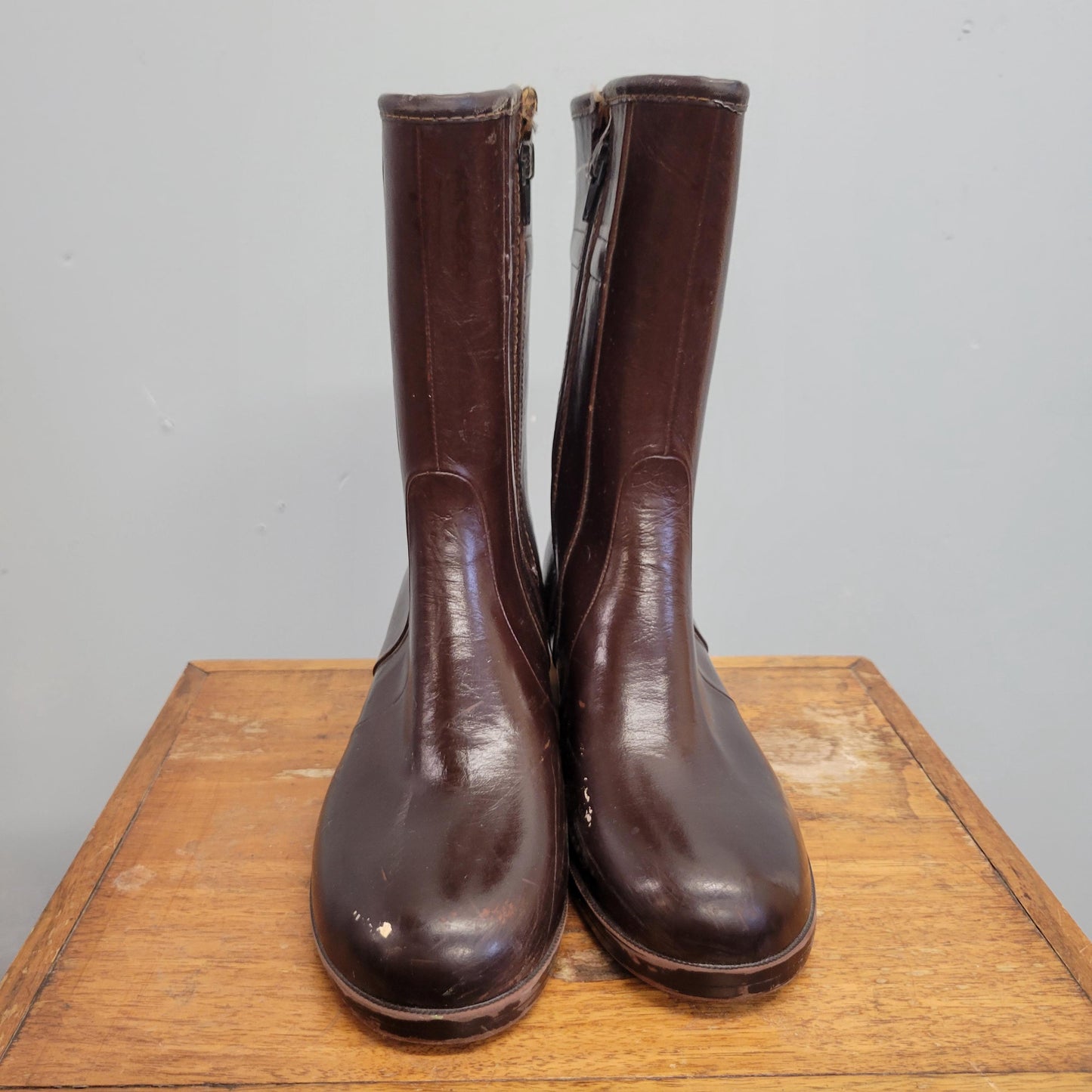 vtg 70s LINED WINTER BOOTS // vintage retro sherpa brown leather ankle boots rubber rain boots sleek chic snow boots autumn outfit mod style