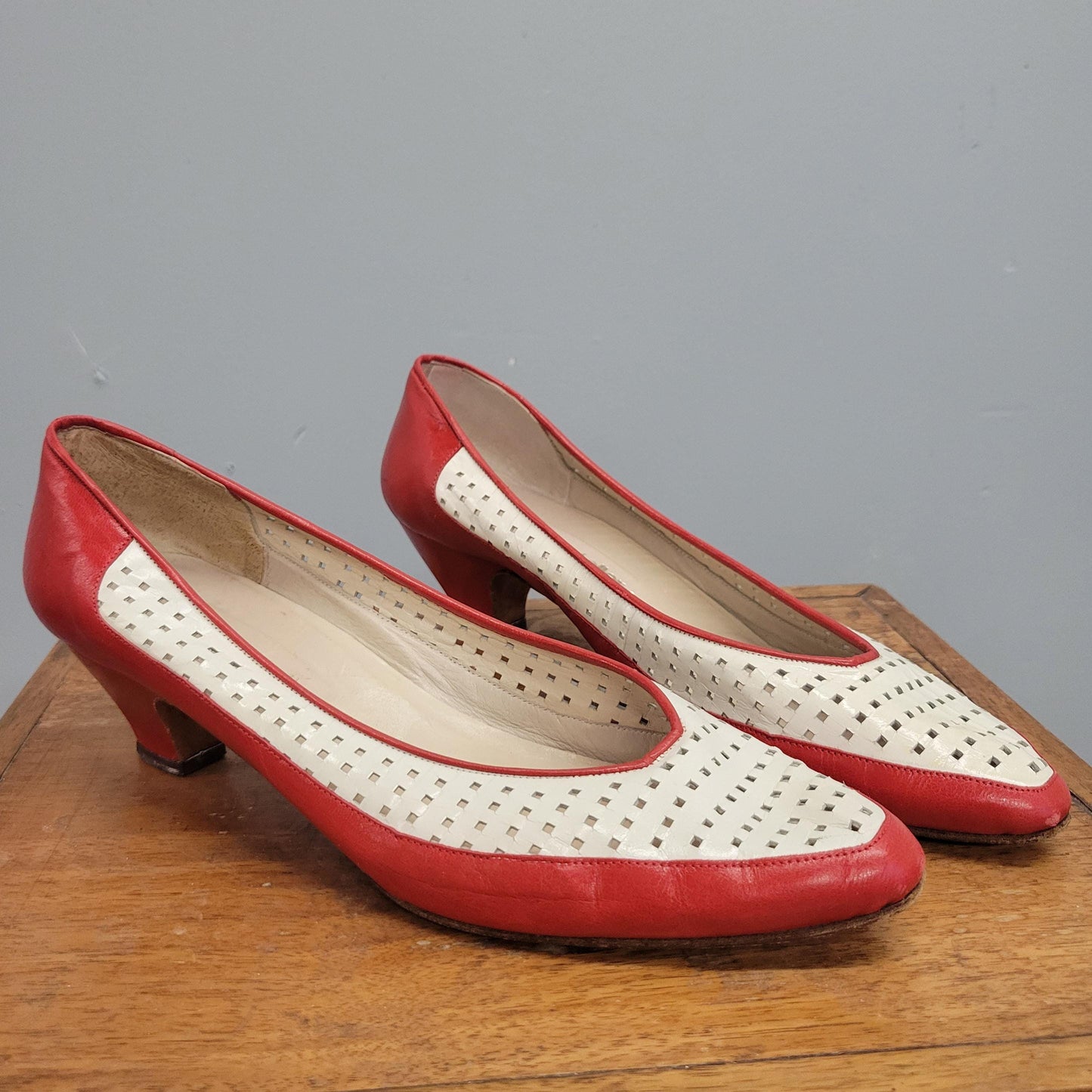 vtg 70s RED & WHITE PUMPS // vintage andrew gellar mesh leather pointy toe kitten heels size 9 womens stranger things sexy mod retro party