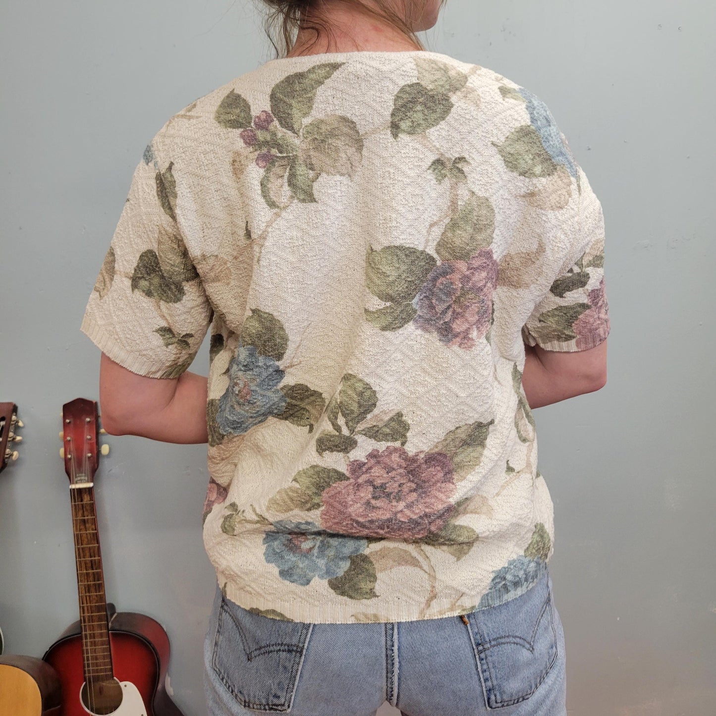 vtg 90s FLORAL SHORT sleeve SWEATER shirt // spring beige white cute top summer lite pattern print style y2k era tv movie star casual cafe