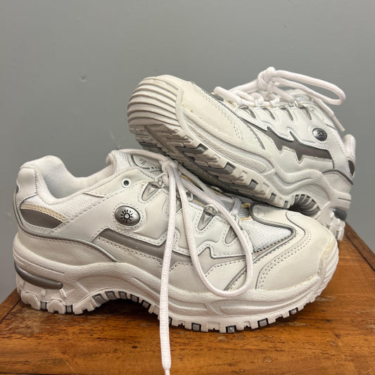 vtg 90s NO BOUNDARIES SNEAKERS // vintage white kicks tennis shoes athletic shoes autumn wear chunky structured platform tennis shoes