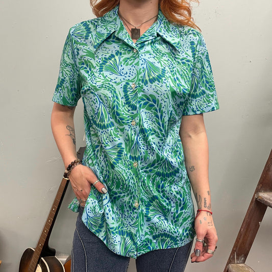 vtg 70s PSYCHEDELIC  BUTTON DOWN Top // vintage retro abstract pattern blue & green pointy collar mod hippie cute lightweight blouse disco