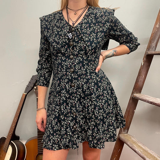 vtg 90s ADORABLE COLLARED MINI Dress // vintage cute green floral rayon button up sailor shawl exaggerated pointy collar baby doll grunge