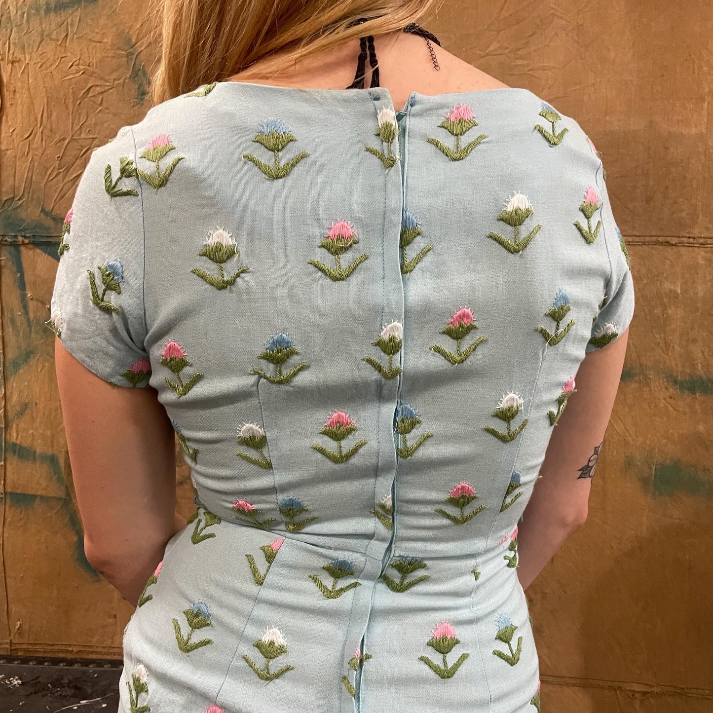vtg 50s FLORAL LINEN DRESS // pastel embroidered pastel blue robins egg pencil wiggle dress mad men fairy flowers patterned petite preppy
