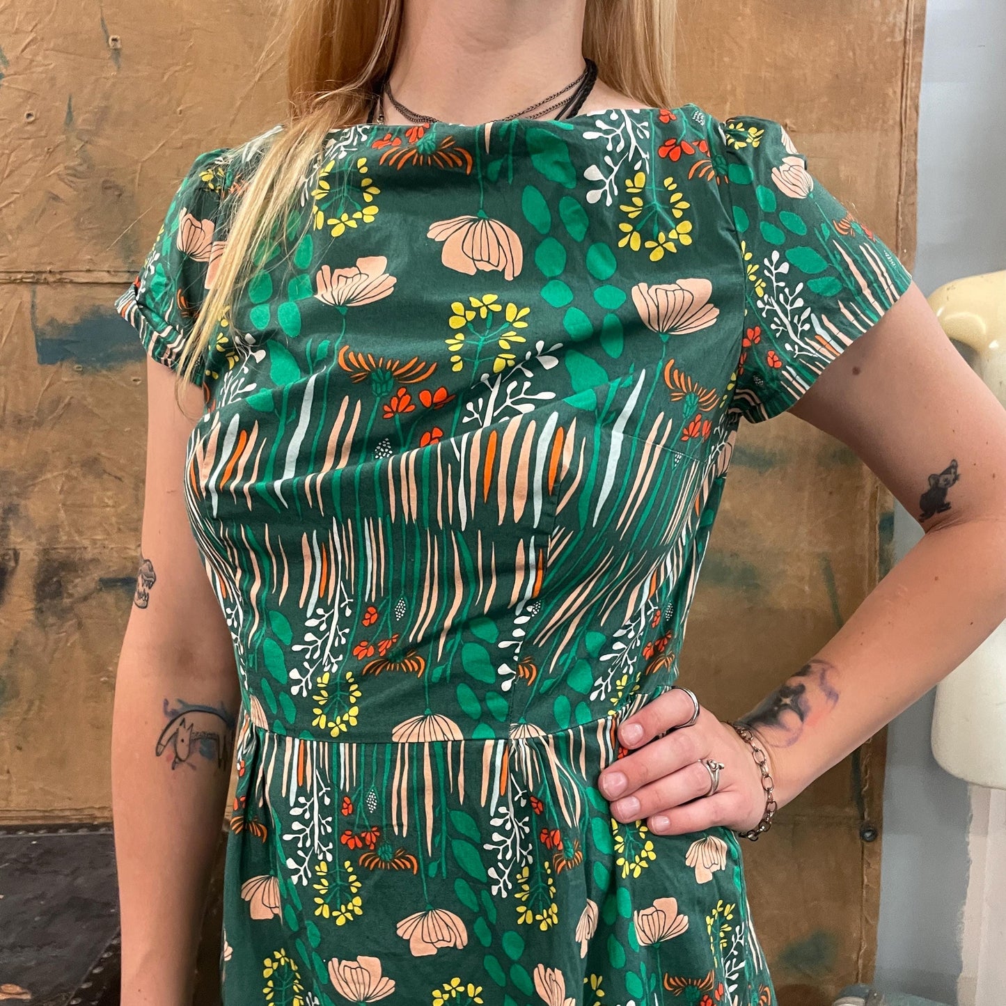 vtg 50s GREEN GARDEN PATTERN Dress // floral cotton mini shift dress all over novelty print earth tones abstract autumn school casual party