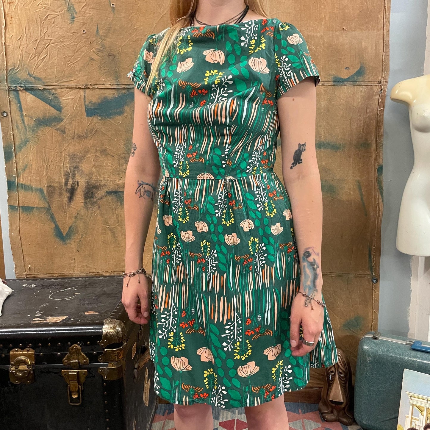 vtg 50s GREEN GARDEN PATTERN Dress // floral cotton mini shift dress all over novelty print earth tones abstract autumn school casual party