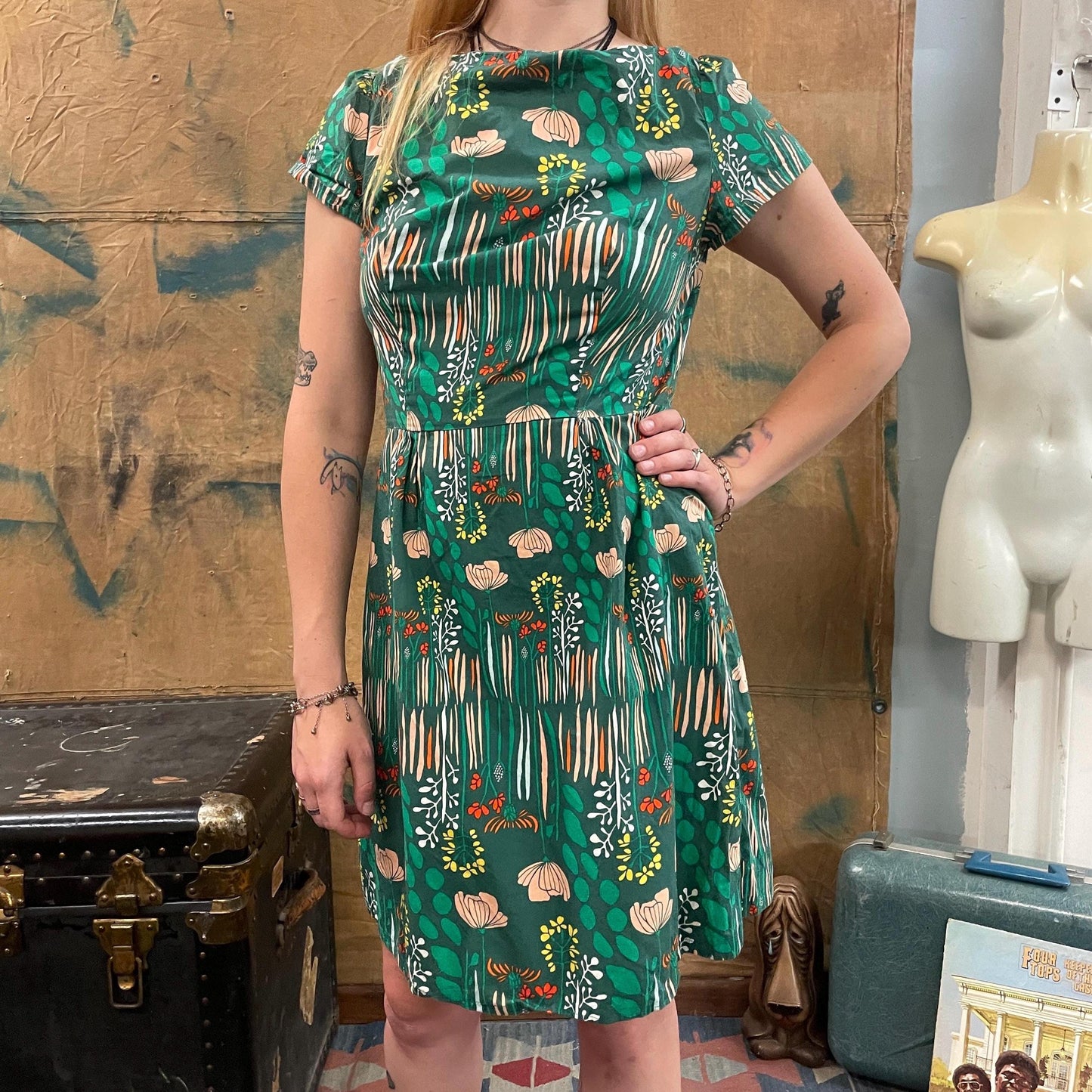vtg 50s GREEN GARDEN PATTERN Dress // floral cotton mini shift dress all over novelty print earth tones abstract autumn school casual party