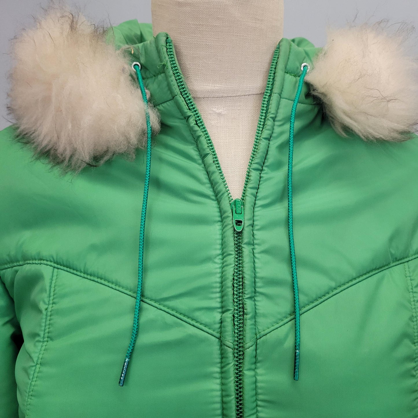 vtg 70s GREEN PUFFER JACKET // vintage 1977 nylon parka lamb fur trimmed hoodie cropped winter ski bunny Kelso that 70s show Jackie burkhart