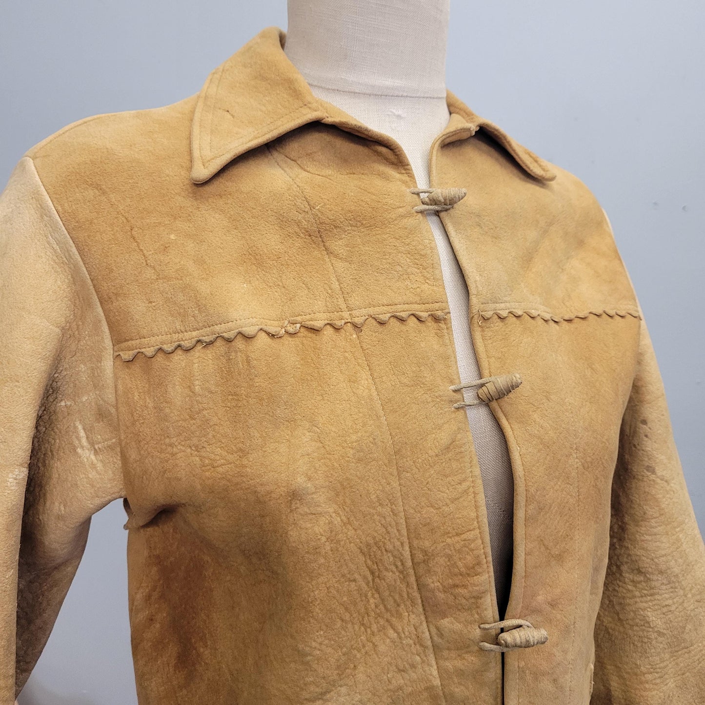 vtg 1940s BUCKSKIN FRINGE JACKET // vintage toggle button tan leather cropped hippie western ranchwear easy rider davy crockett retro style