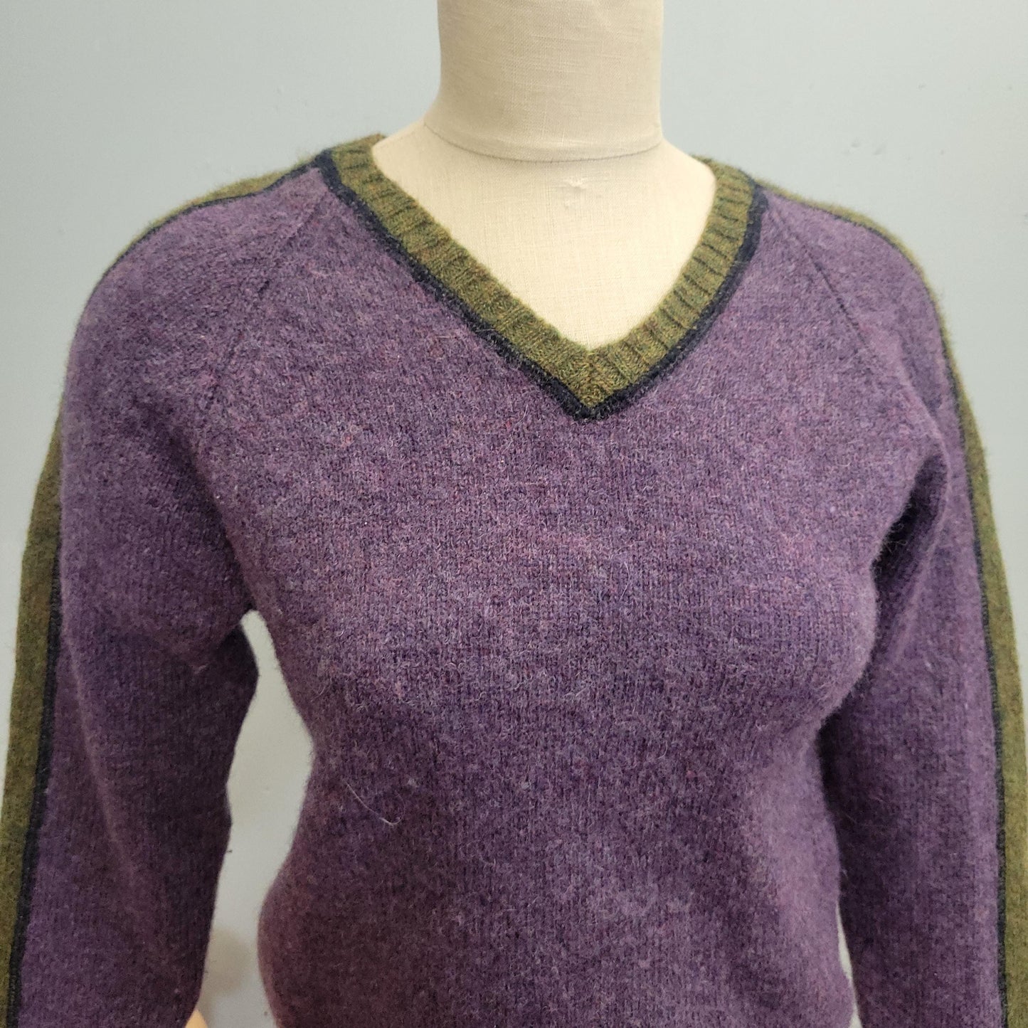 vtg 80s SHAGGY PURPLE SWEATER // vintage two tone green trimmed v neck striped sleeve cropped fuzzy wool fitted femme autumn fall knit top