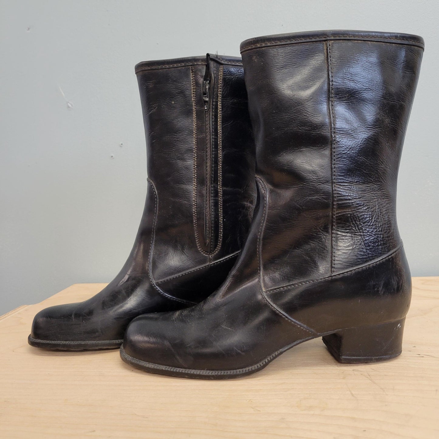 vtg 70s LEATHER ANKLE BOOTS // vintage black lined waterproof rain boot fancy winter snow boots size 7 mod beatle boot stylish retro autumn