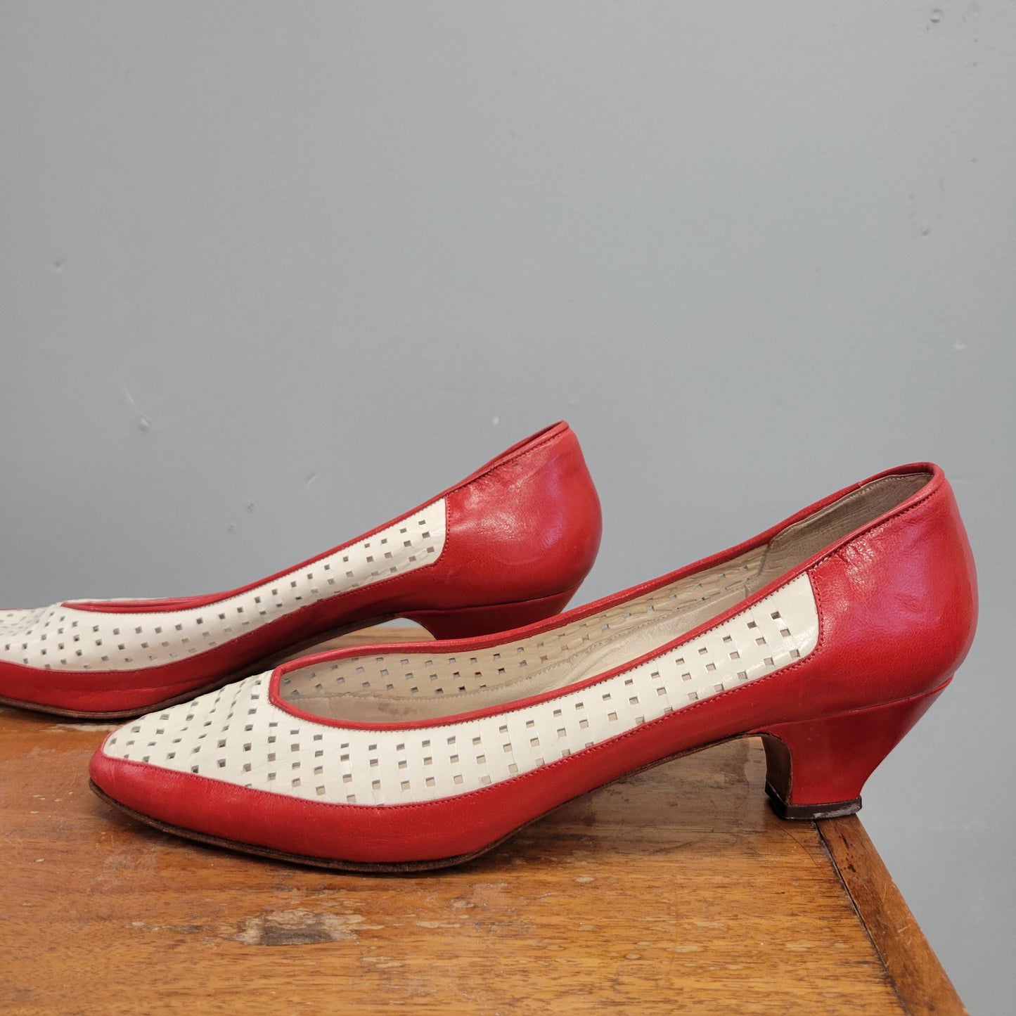 vtg 70s RED & WHITE PUMPS // vintage andrew gellar mesh leather pointy toe kitten heels size 9 womens stranger things sexy mod retro party