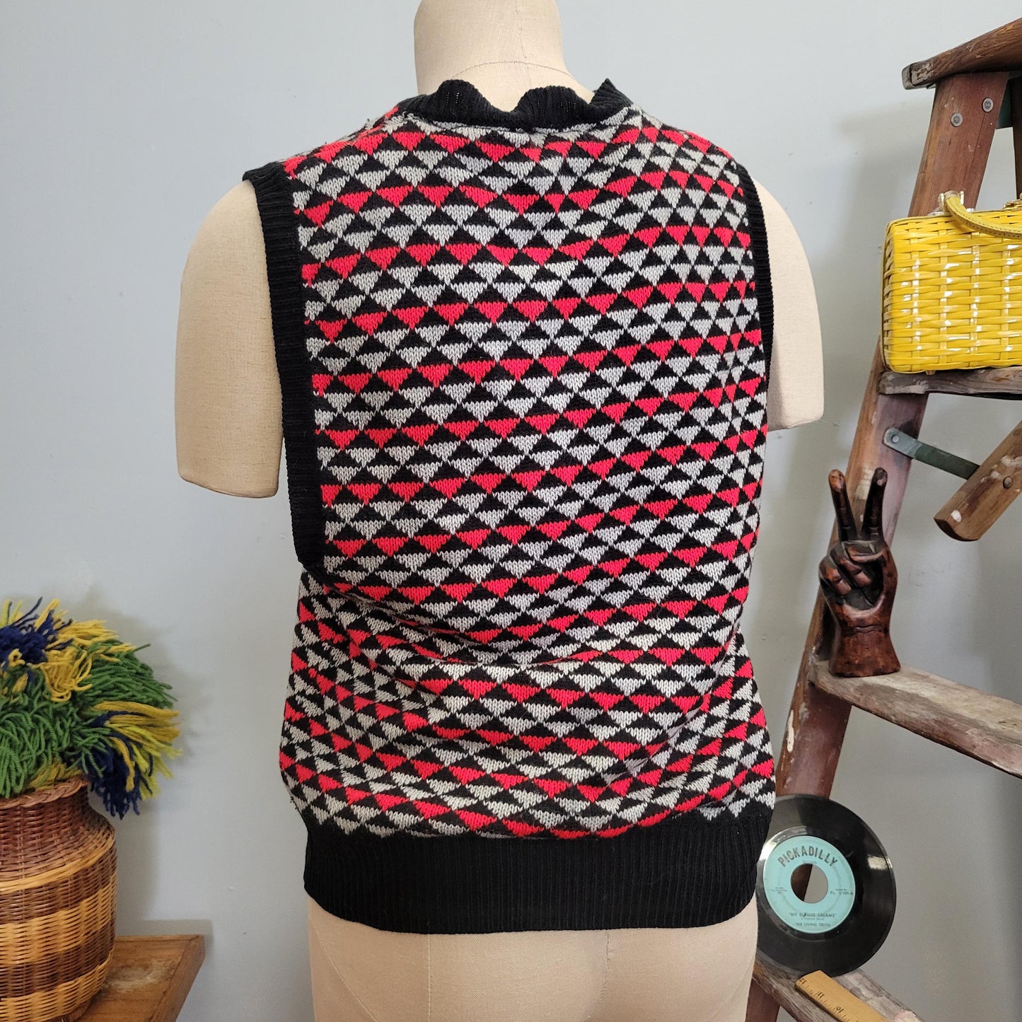 vtg 70s PATTERNED SWEATER VEST // vintage susan ess medium geometric print red black cute cropped sweater mod retro roller disco tv pop art