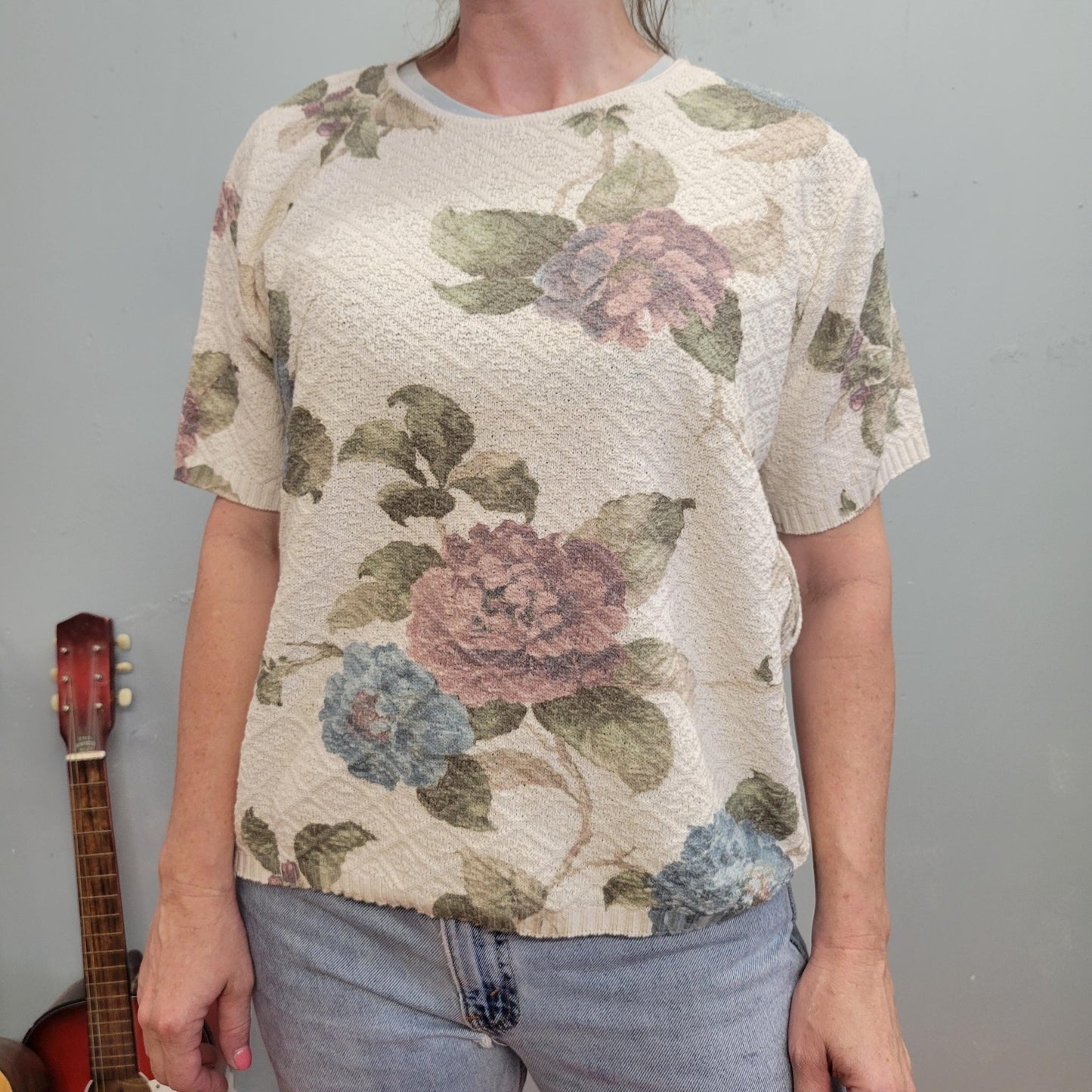 vtg 90s FLORAL SHORT sleeve SWEATER shirt // spring beige white cute top summer lite pattern print style y2k era tv movie star casual cafe