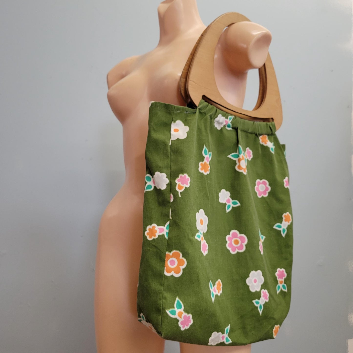 vtg 70s LARGE FLORAL PURSE // vintage green pink flowers wooden top handle boho hippie retro fabric bag cute autumn vibes flower power 60s