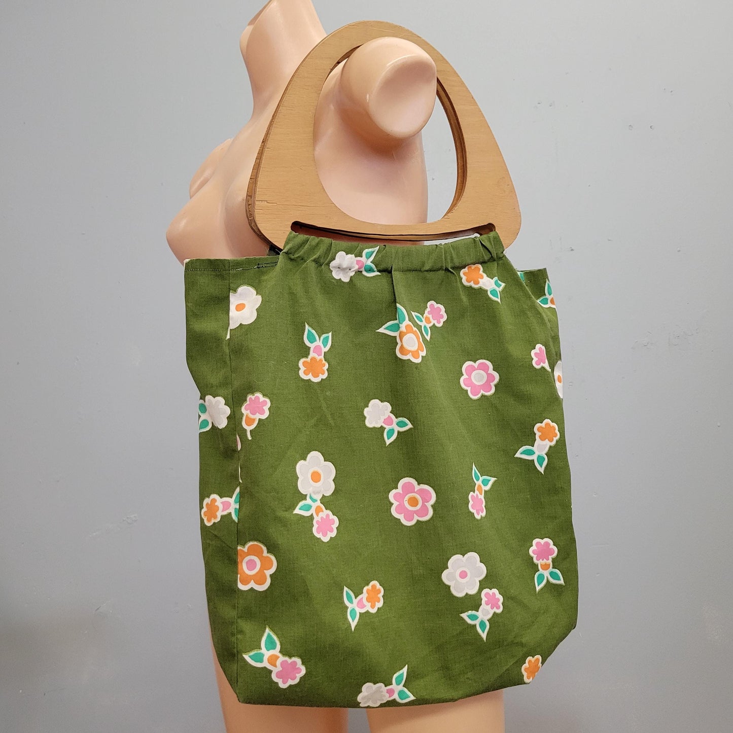 vtg 70s LARGE FLORAL PURSE // vintage green pink flowers wooden top handle boho hippie retro fabric bag cute autumn vibes flower power 60s