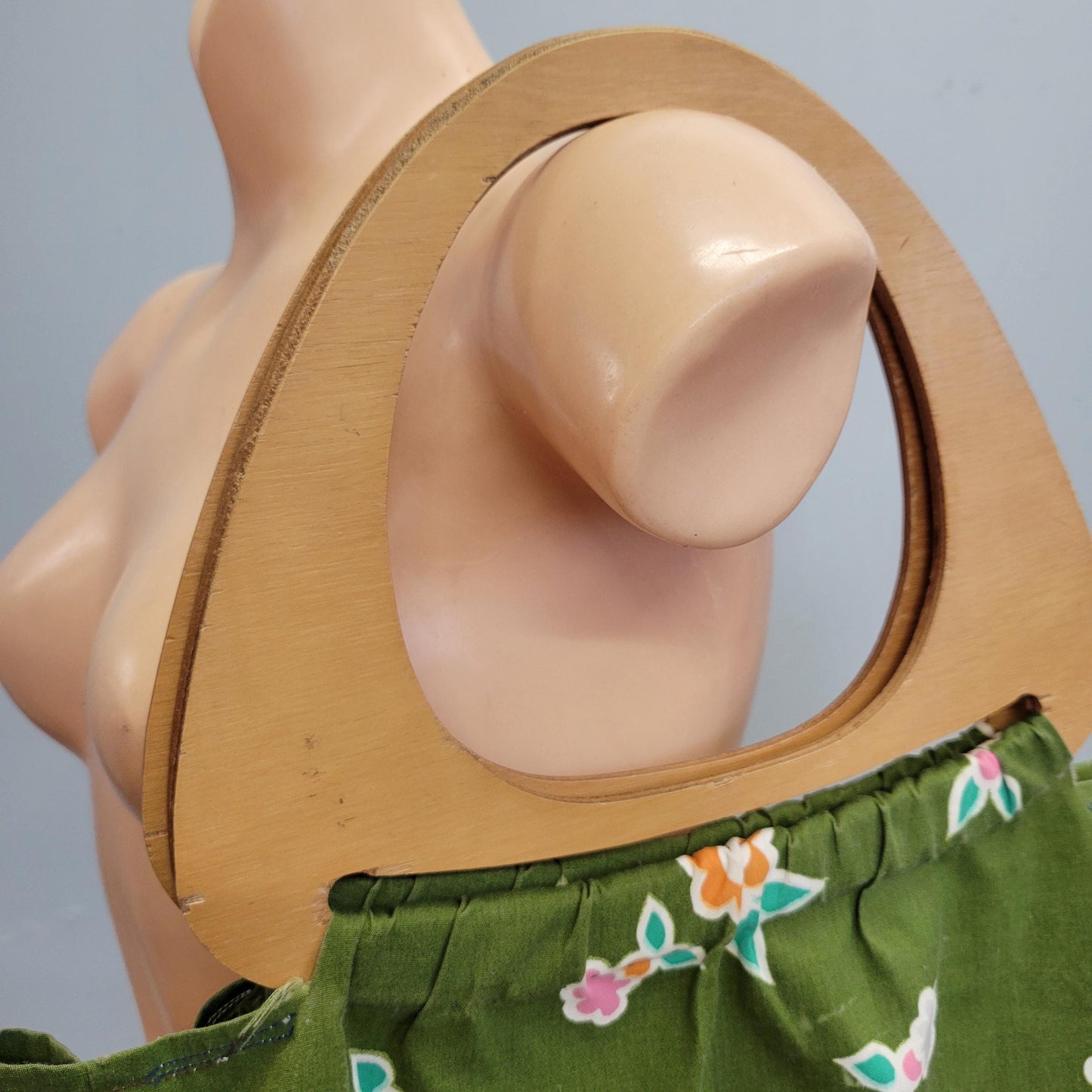 vtg 70s LARGE FLORAL PURSE // vintage green pink flowers wooden top handle boho hippie retro fabric bag cute autumn vibes flower power 60s