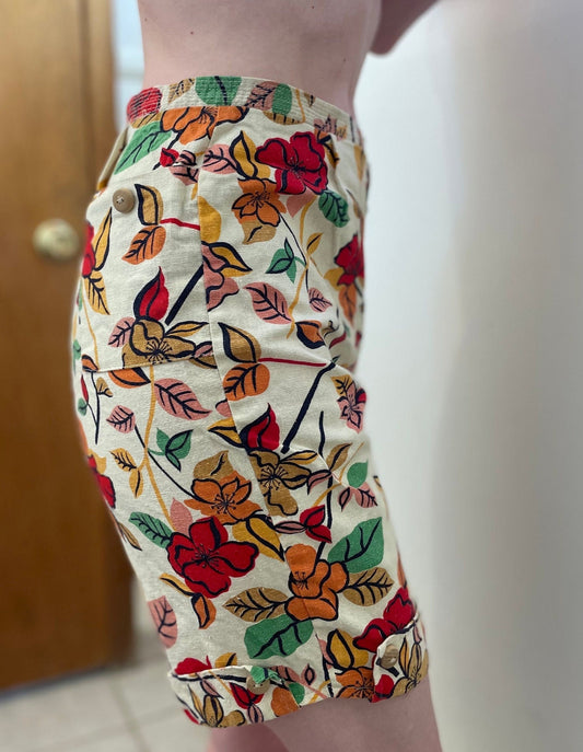 vtg 50s FLORAL LINEN SHORTS  // vintage tropical bermuda autumn long shorts small ladies slim form fitting floral pattern flowers side zip