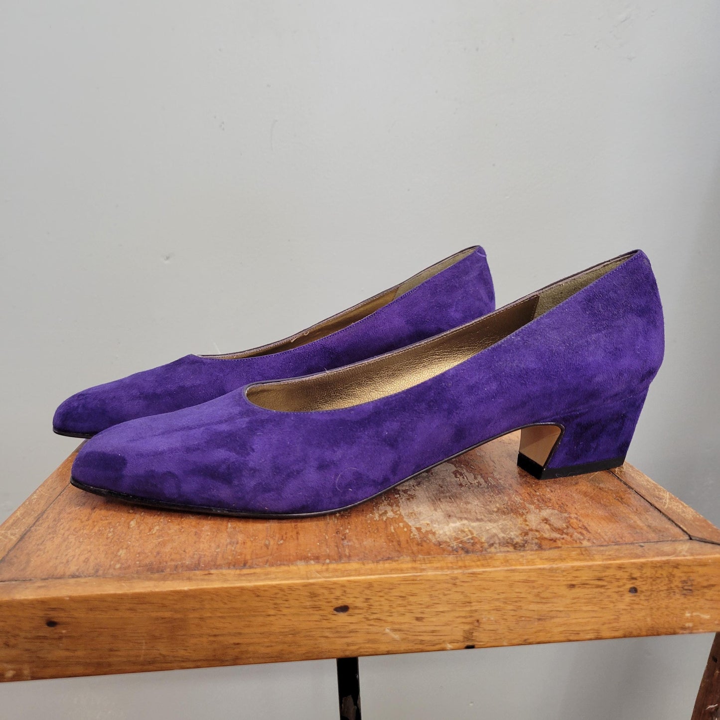 vtg 80s PURPLE SUEDE HEELS // vintage size 9 womens chunky heel amethyst jewel tones cute casual low kitten heel casual autumn party date