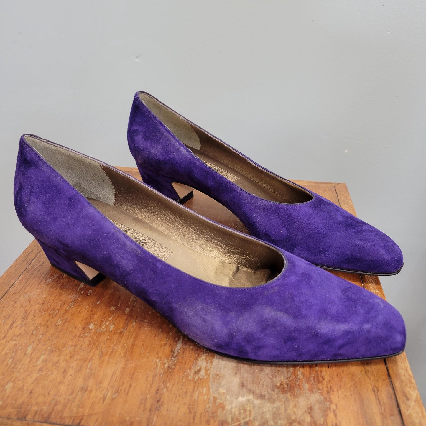 vtg 80s PURPLE SUEDE HEELS // vintage size 9 womens chunky heel amethyst jewel tones cute casual low kitten heel casual autumn party date