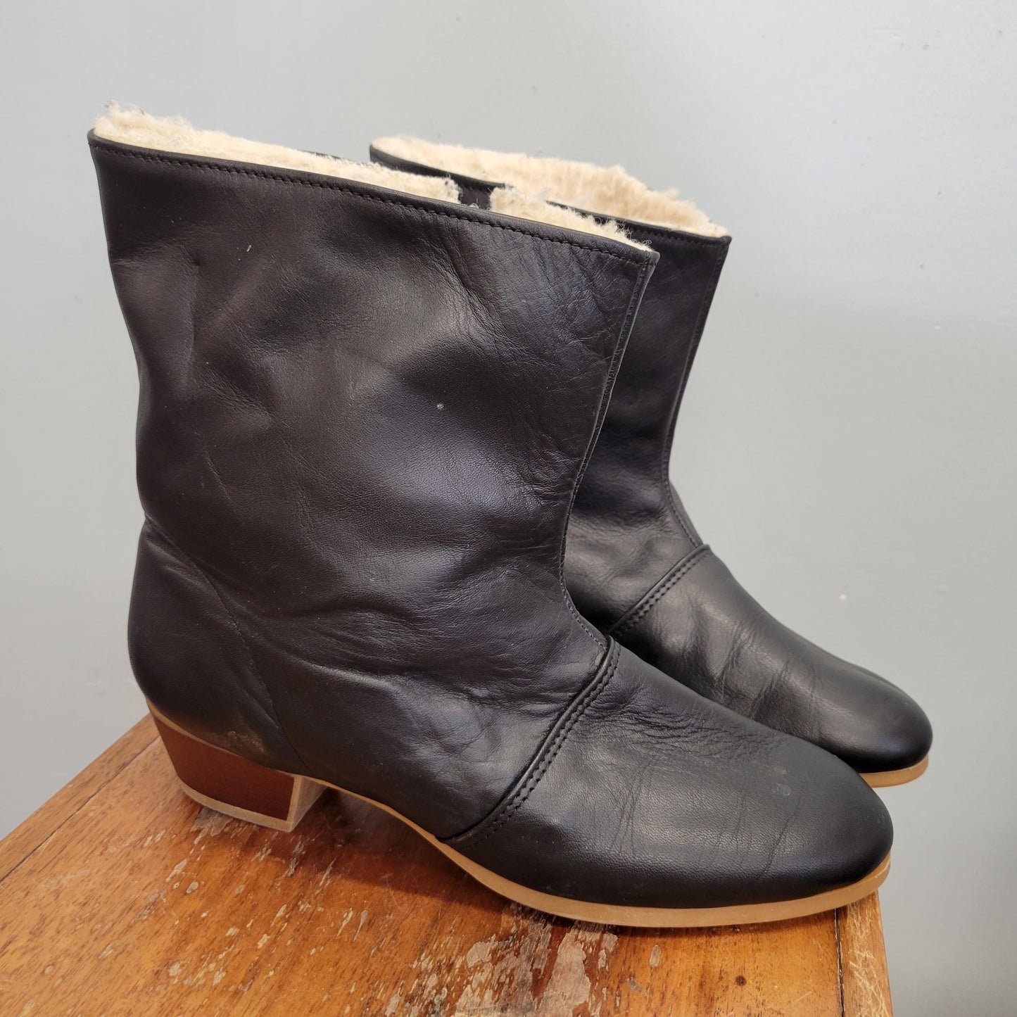 vtg 70s LEATHER SHERPA BOOTS // vintage union made size 8 women’s usa sleek sophisticated chunky winter ankle boot