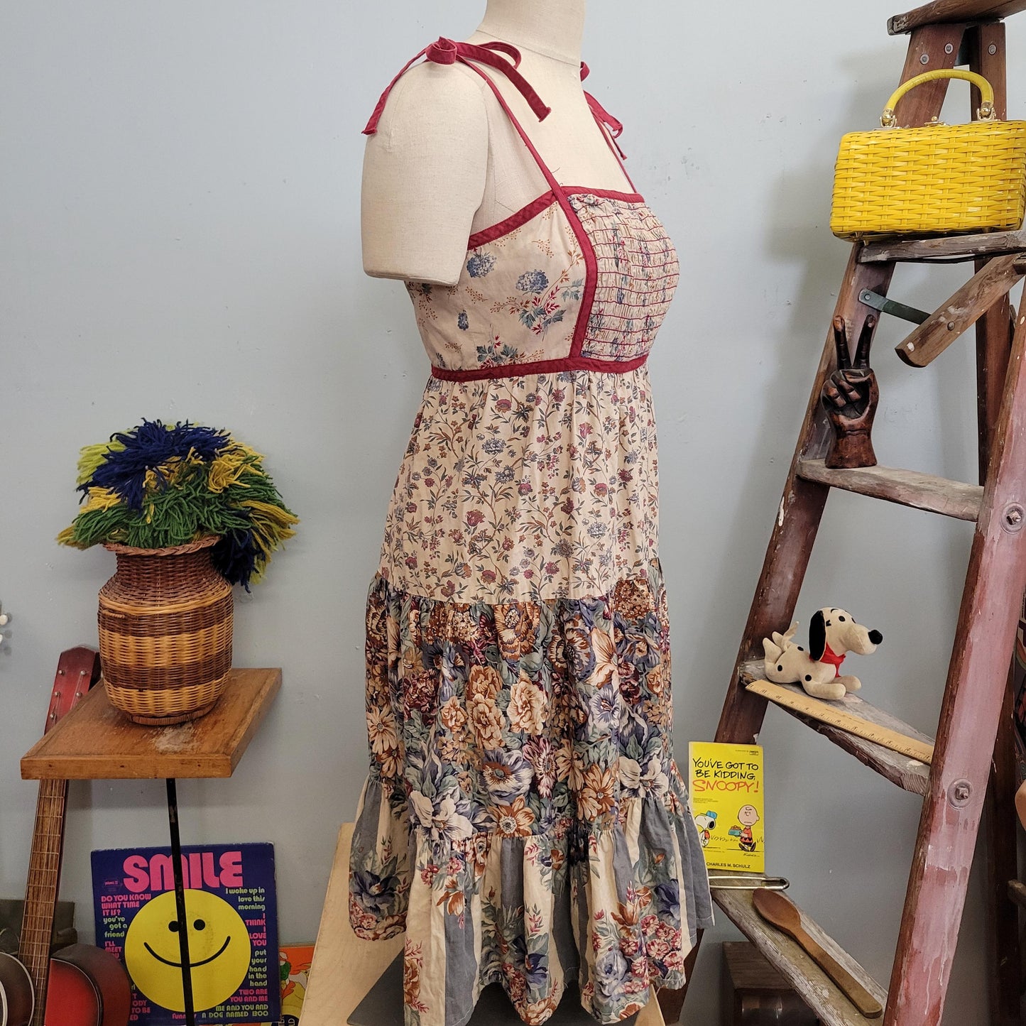 vtg 70s FLORAL PRAIRIE DRESS // vintage non stop union made womens small beige red tie strap tiered tank hippie boho prairie cottage style