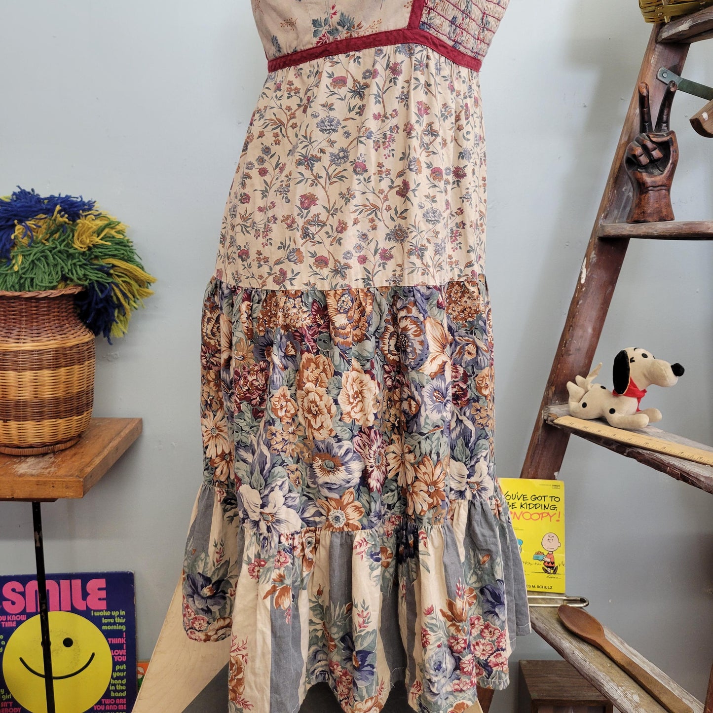 vtg 70s FLORAL PRAIRIE DRESS // vintage non stop union made womens small beige red tie strap tiered tank hippie boho prairie cottage style