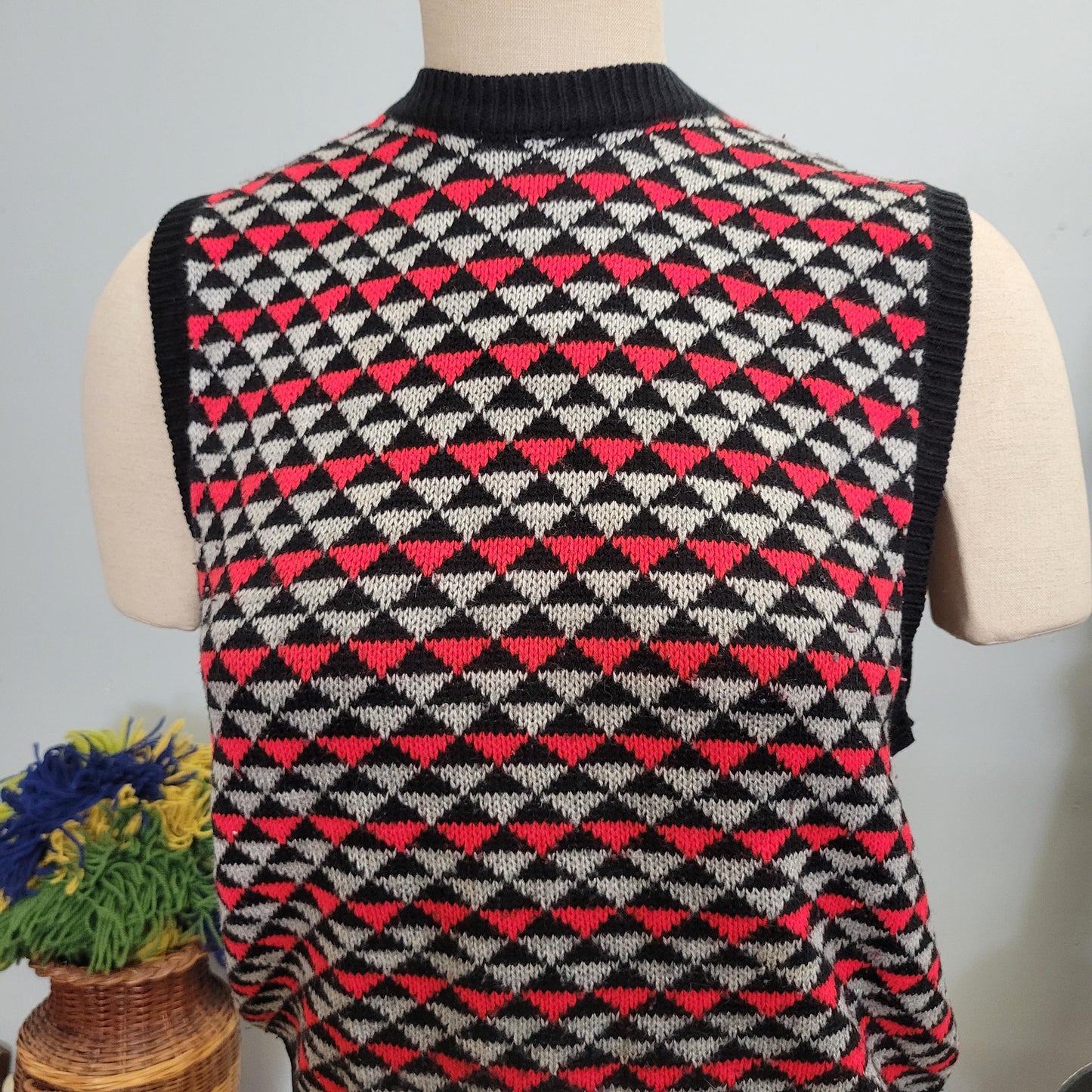 vtg 70s PATTERNED SWEATER VEST // vintage susan ess medium geometric print red black cute cropped sweater mod retro roller disco tv pop art