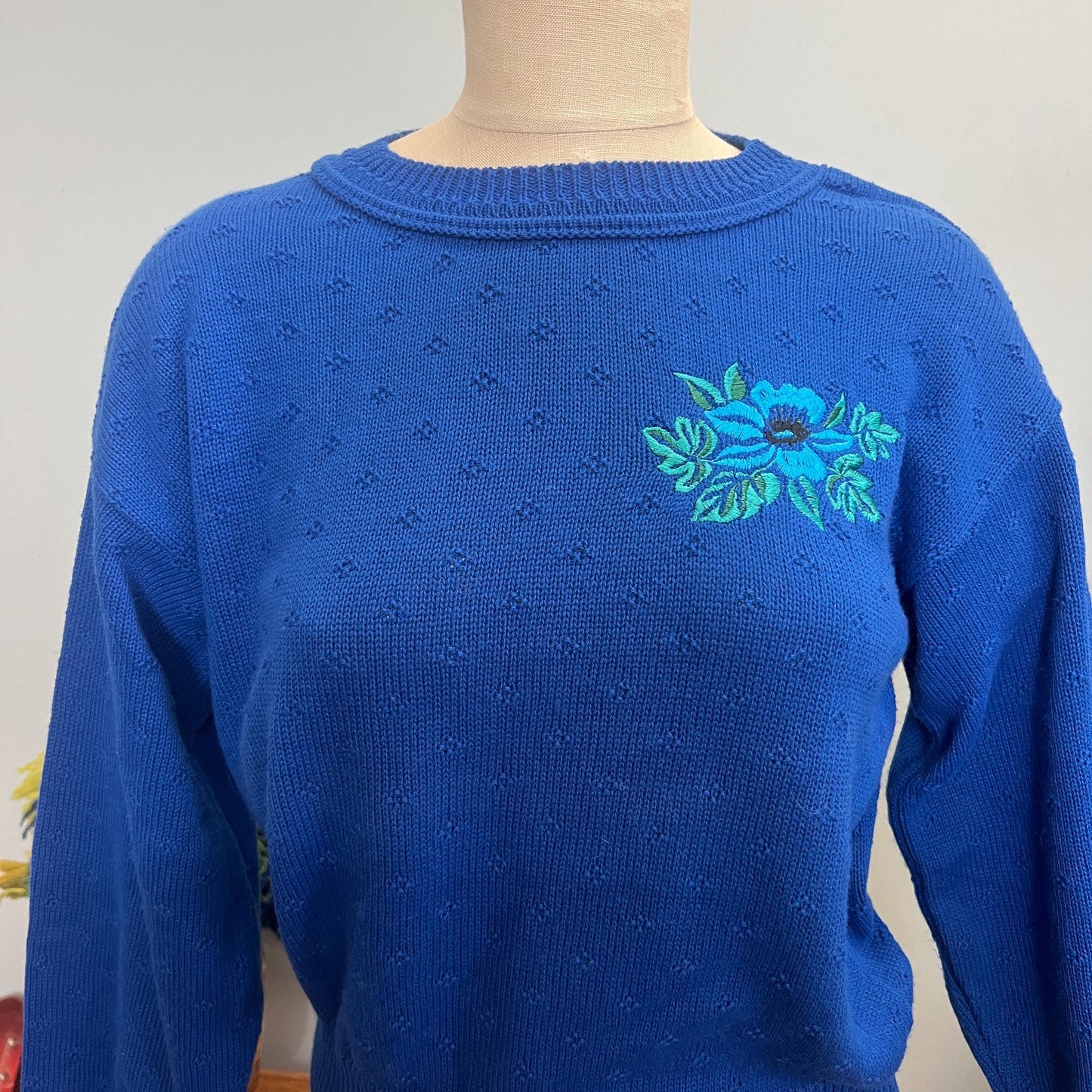 vtg 70s FLORAL EMBROIDERY SWEATER // vintage diversity petite medium blueberry vibes eyelet knit fitted cropped sweater ribbed detail autumn