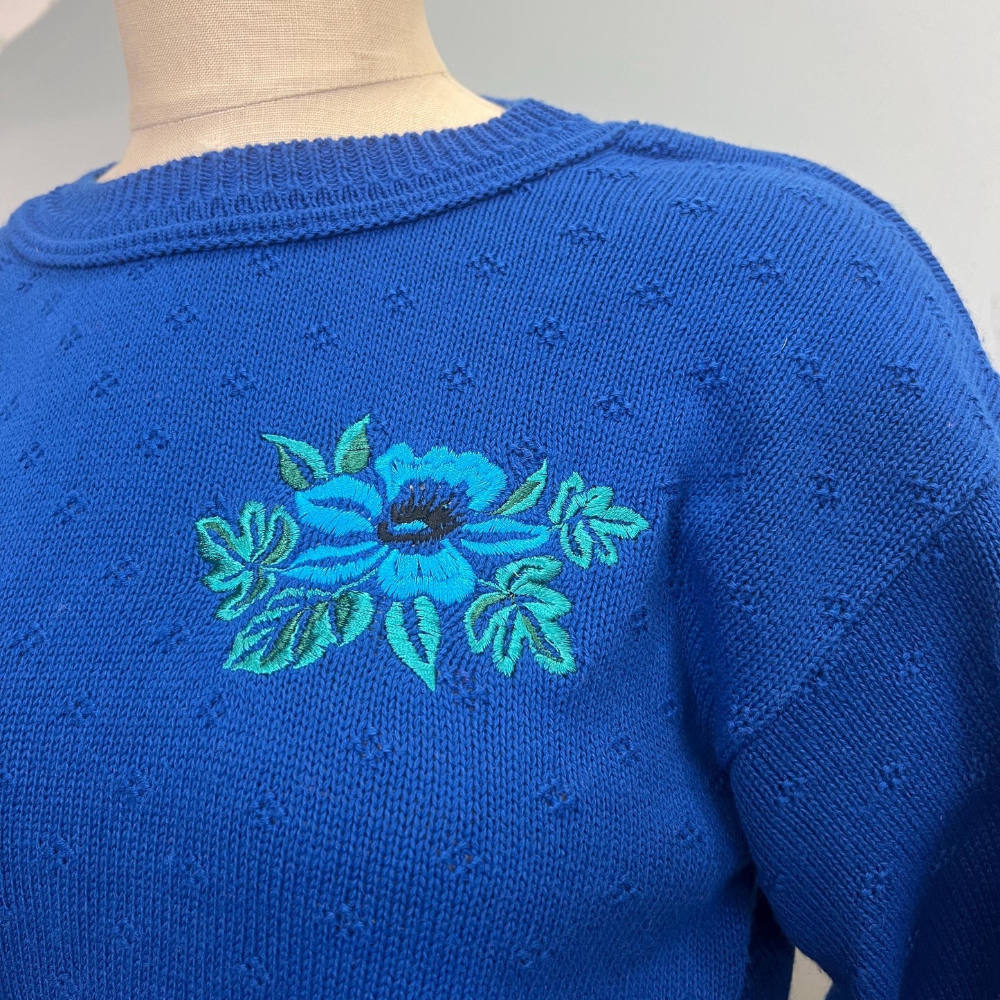 vtg 70s FLORAL EMBROIDERY SWEATER // vintage diversity petite medium blueberry vibes eyelet knit fitted cropped sweater ribbed detail autumn