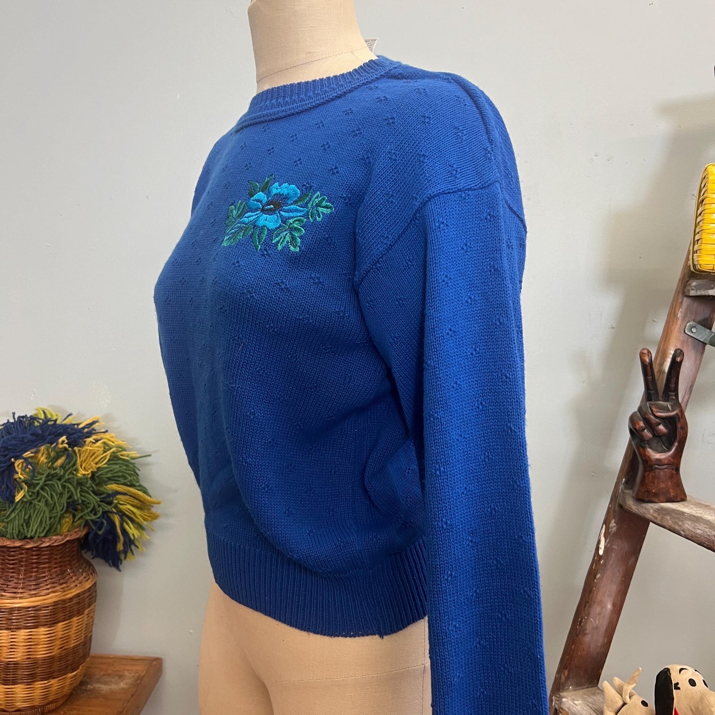 vtg 70s FLORAL EMBROIDERY SWEATER // vintage diversity petite medium blueberry vibes eyelet knit fitted cropped sweater ribbed detail autumn
