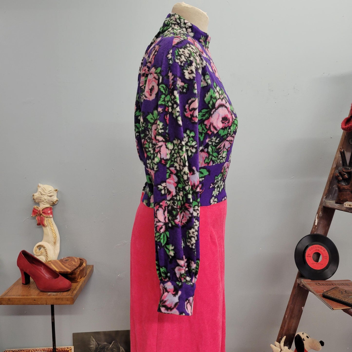 vtg 70s SOFT FLORAL DRESS // vintage bat wing sleeve women’s medium floral pattern fleece autumn tones sweater dress retro hippie mod funky