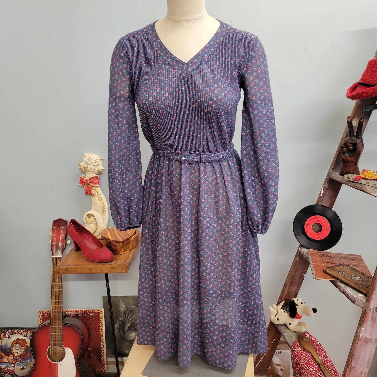 vtg 70s FLORAL BELTED DRESS / vintage Leslie Fay medium womens indigo cottage patterned flowers v neck fit flare belted autumn fashion cute