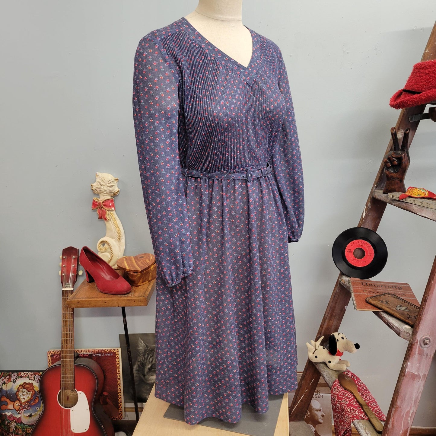 vtg 70s FLORAL BELTED DRESS / vintage Leslie Fay medium womens indigo cottage patterned flowers v neck fit flare belted autumn fashion cute