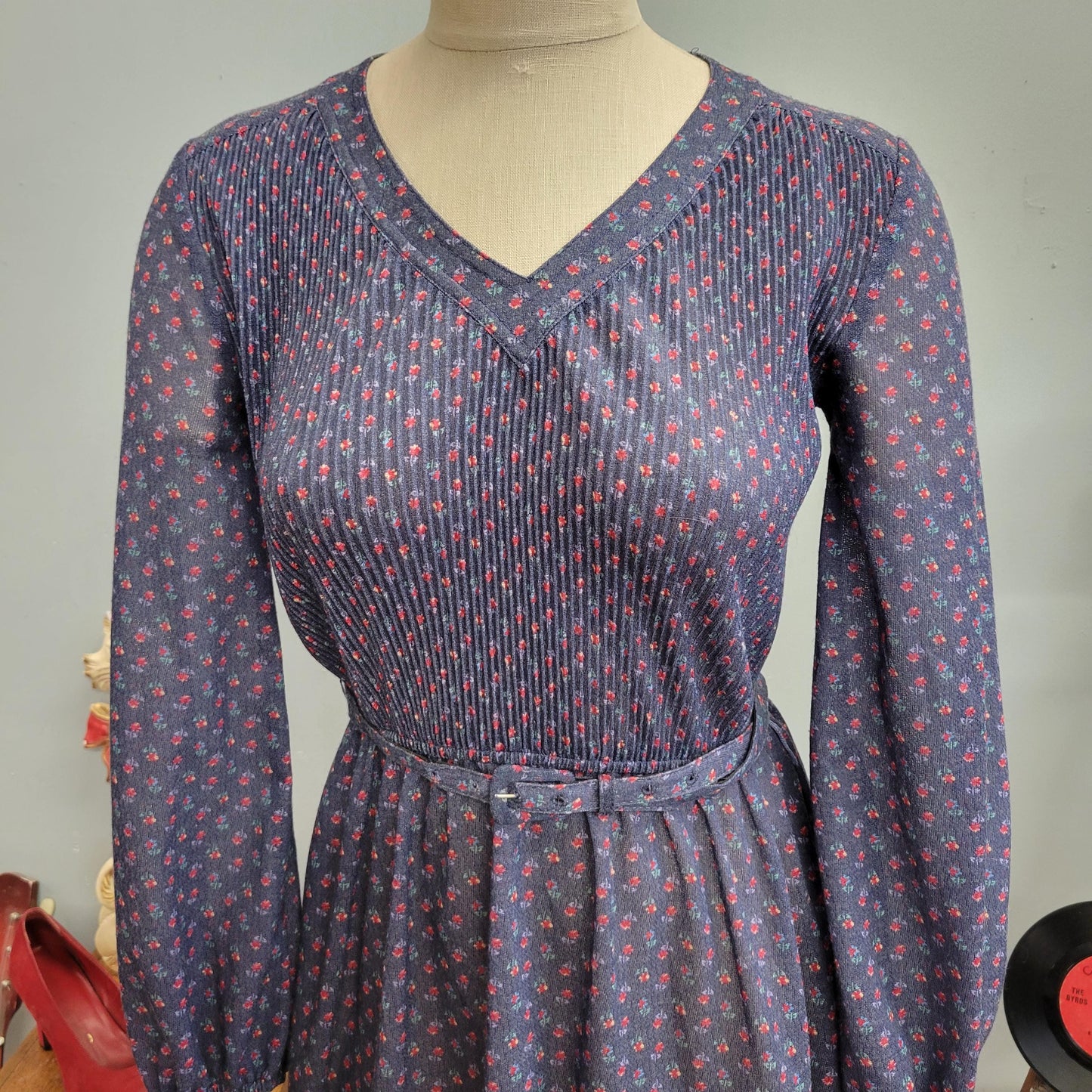 vtg 70s FLORAL BELTED DRESS / vintage Leslie Fay medium womens indigo cottage patterned flowers v neck fit flare belted autumn fashion cute