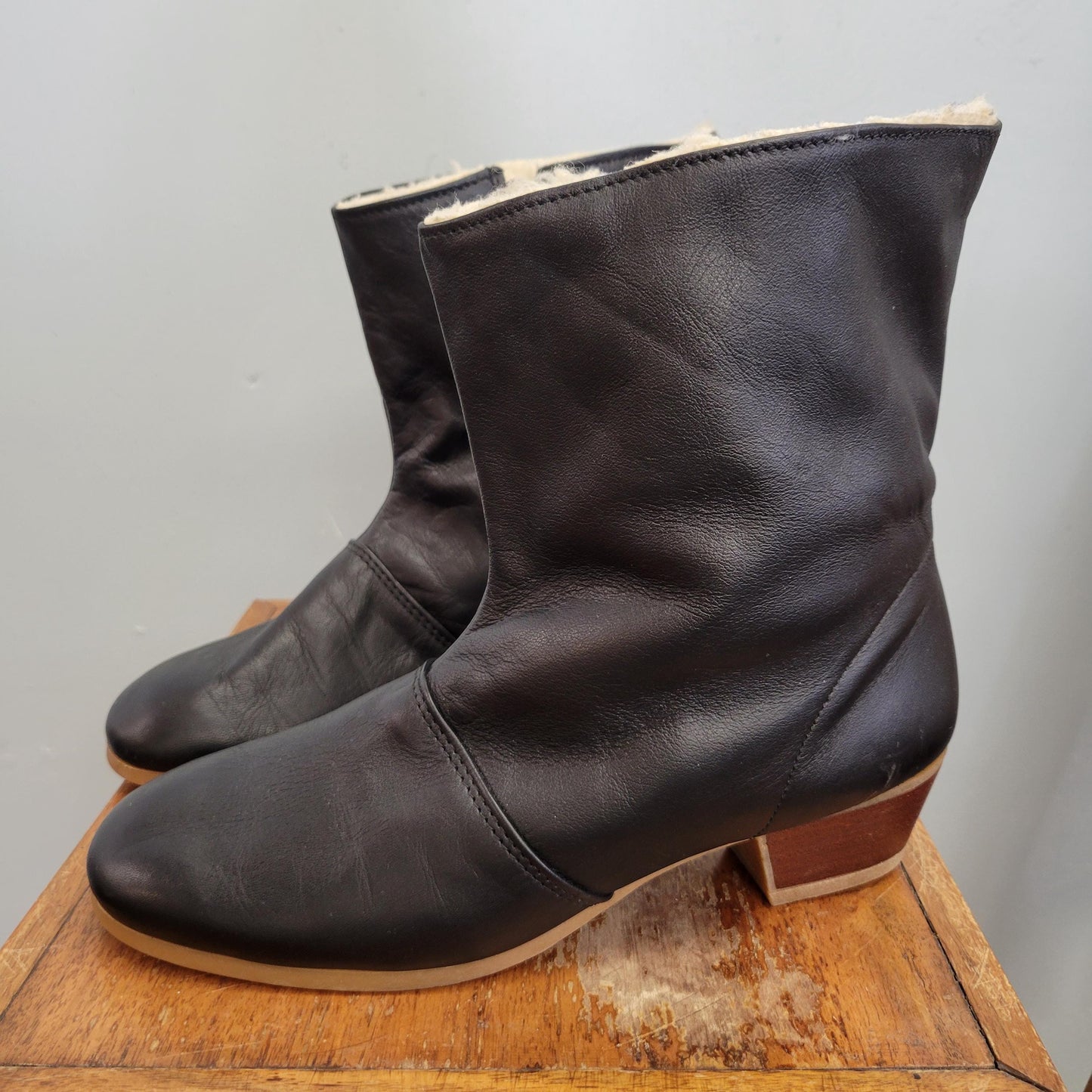 vtg 70s LEATHER SHERPA BOOTS // vintage union made size 8 women’s usa sleek sophisticated chunky winter ankle boot