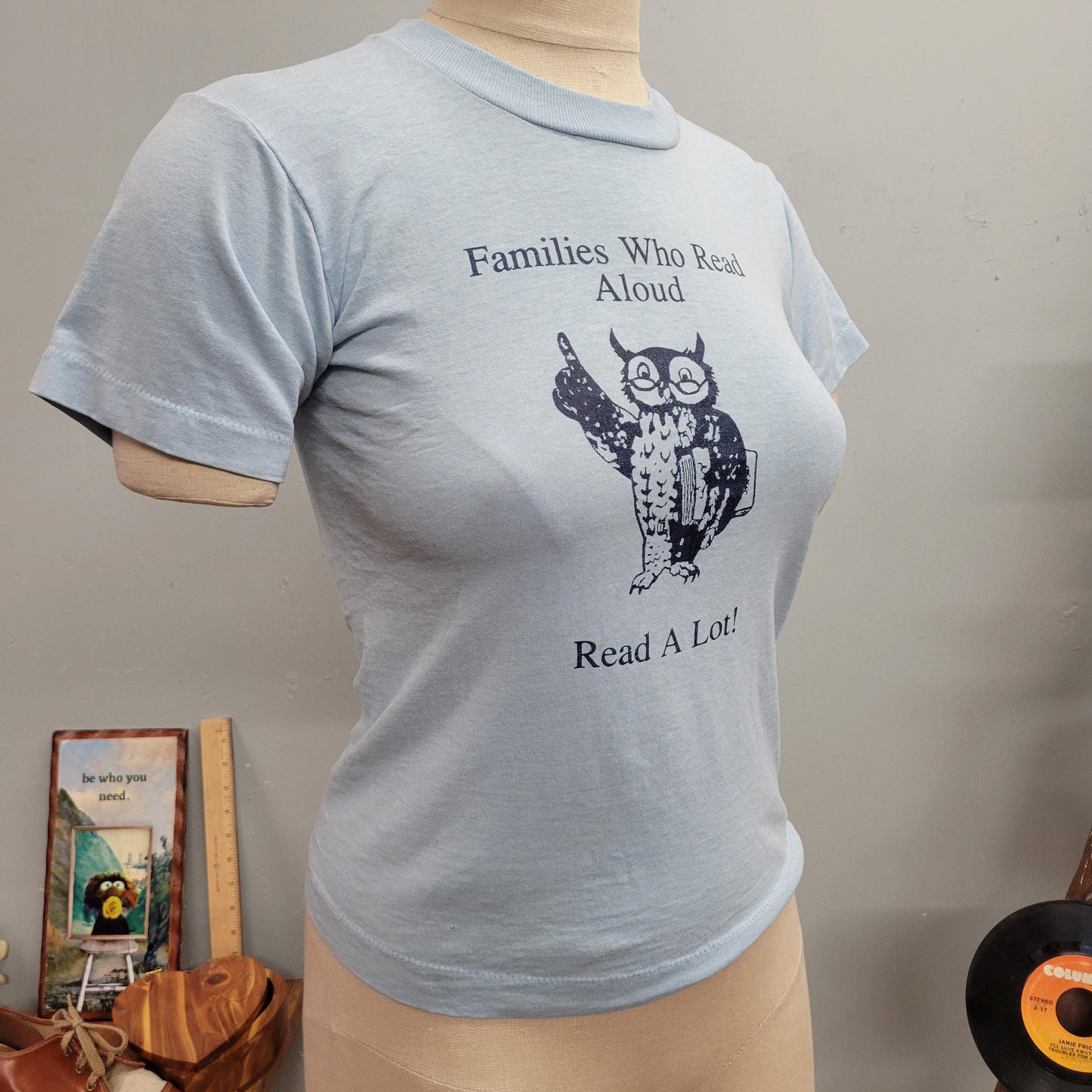 vtg 70s OWL READING TSHIRT // vintage youth large women small "families who read aloud read alot!" inspirational book worm pastel french cut