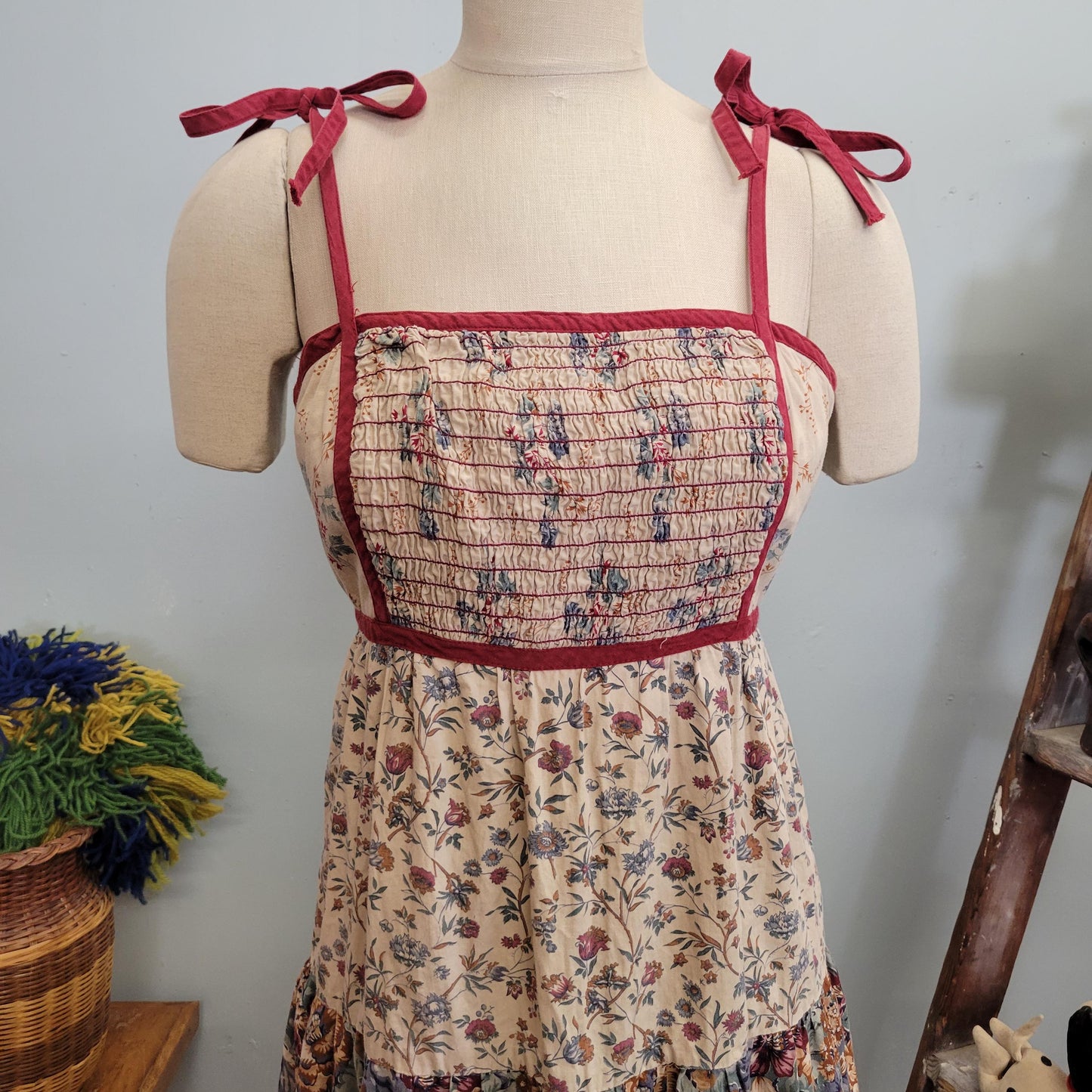 vtg 70s FLORAL PRAIRIE DRESS // vintage non stop union made womens small beige red tie strap tiered tank hippie boho prairie cottage style