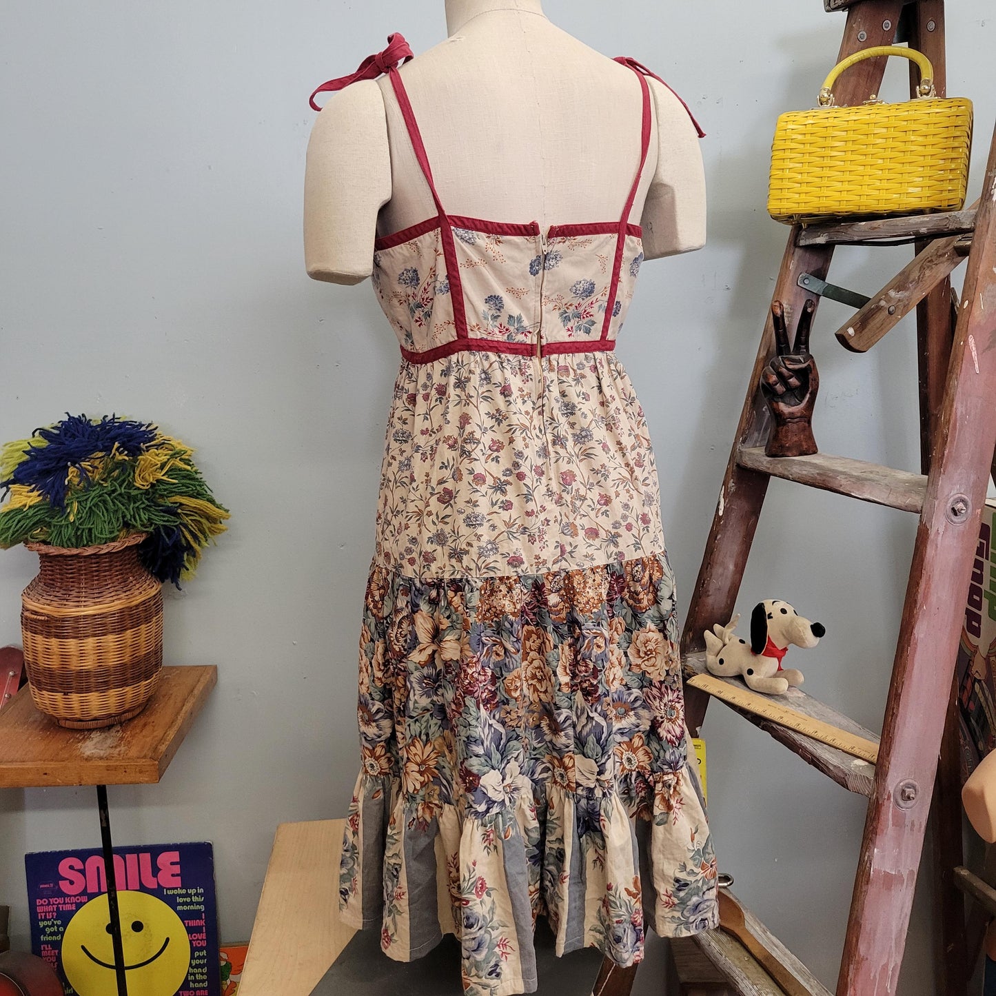 vtg 70s FLORAL PRAIRIE DRESS // vintage non stop union made womens small beige red tie strap tiered tank hippie boho prairie cottage style