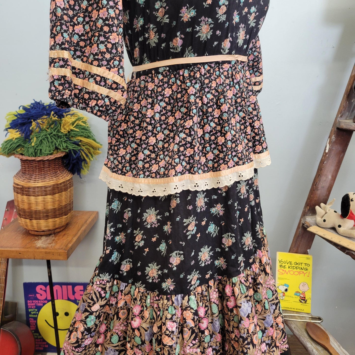 vtg 70s FLORAL PRAIRIE DRESS // vintage gunne style small womens floral calico prairie tiered lace ruffle trim belted puffed sleeve hippie
