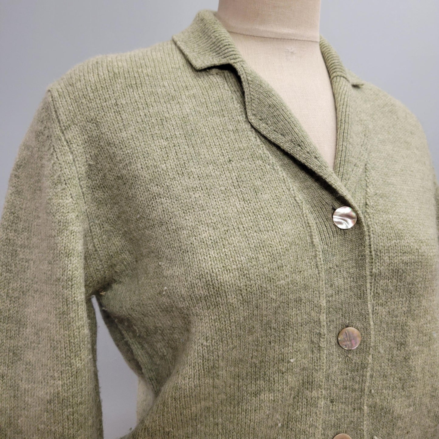 vtg 50s GREEN KNIT CARDIGAN // vintage braemer shetland made in scotland sweater medium light sage green autumn preppy rockabilly cardigan